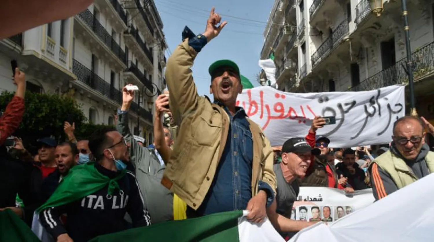 Gösterilerde özgürlük ve değişim talepleri ön plana çıkıyor. (AFP)