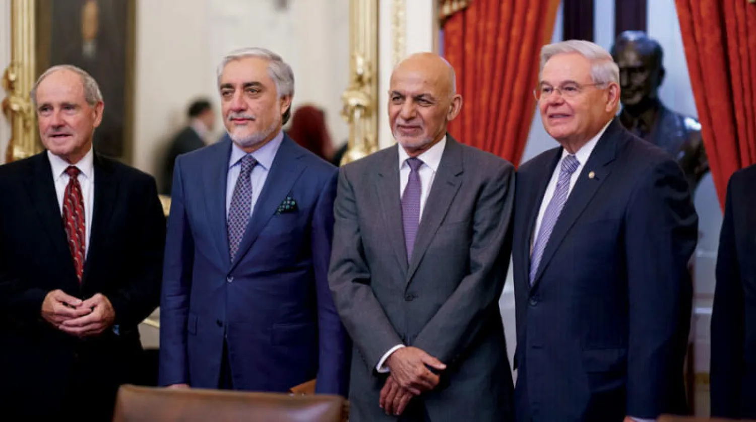 الرئيس الأفغاني أشرف غني وعبد الله عبد الله رئيس لجنة المصالحة (وسط) في مبنى الكابيتول بواشنطن قبل لقائه الرئيس بايدن أمس (أ.ب)