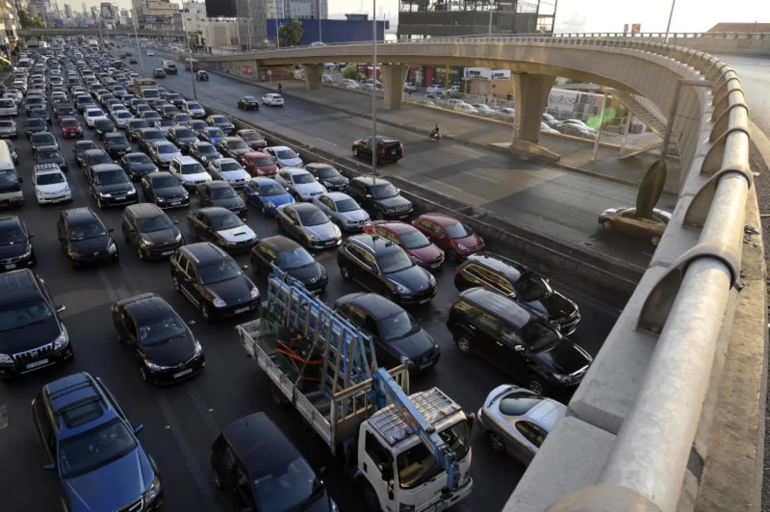 عربات تصطف في أحد شوارع بيروت خلال الاحتجاج على الأوضاع الاقتصادية في البلاد (إ.ب.أ)