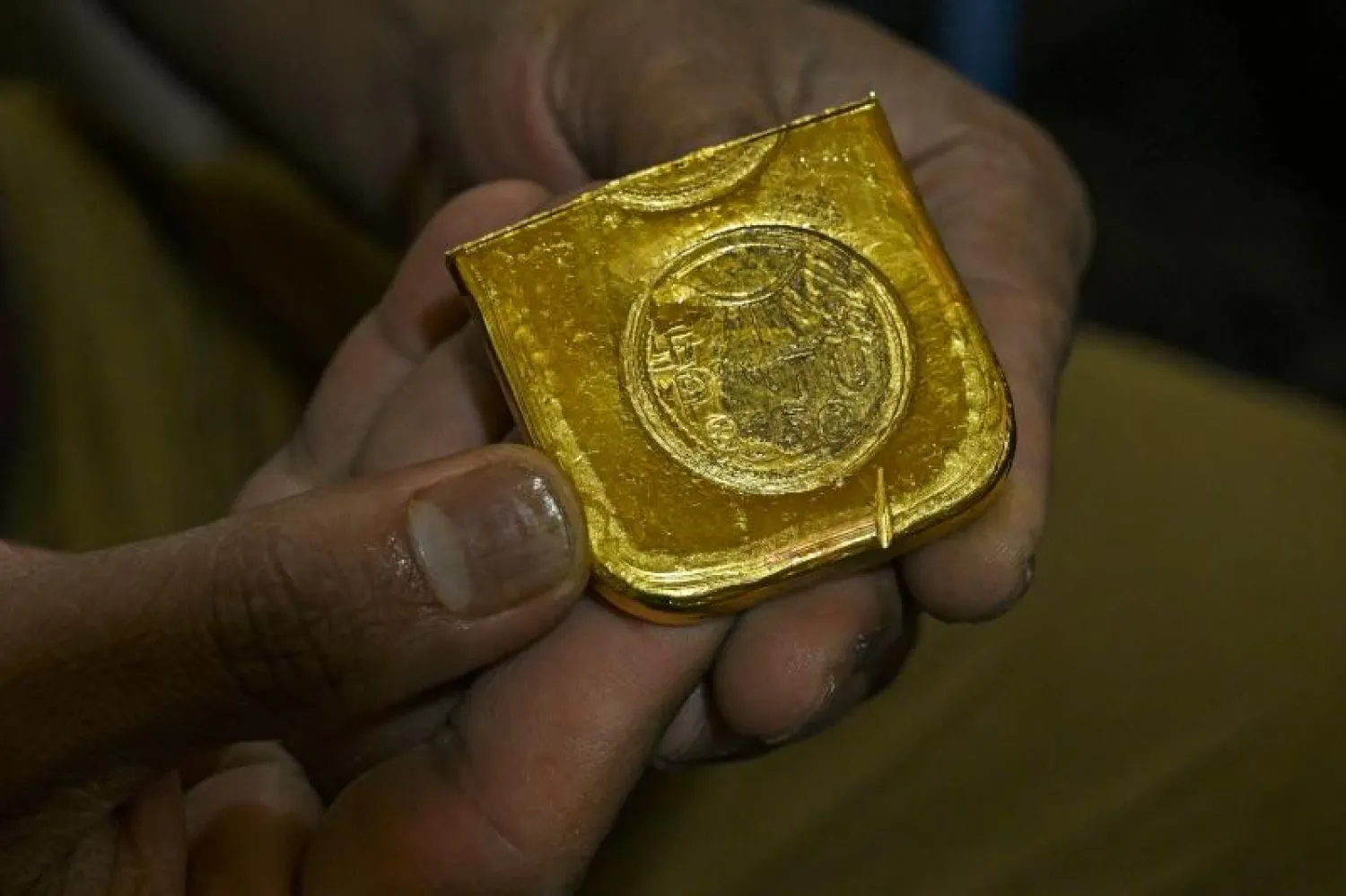 قطعة من الذهب في الهند (أ.ف.ب)