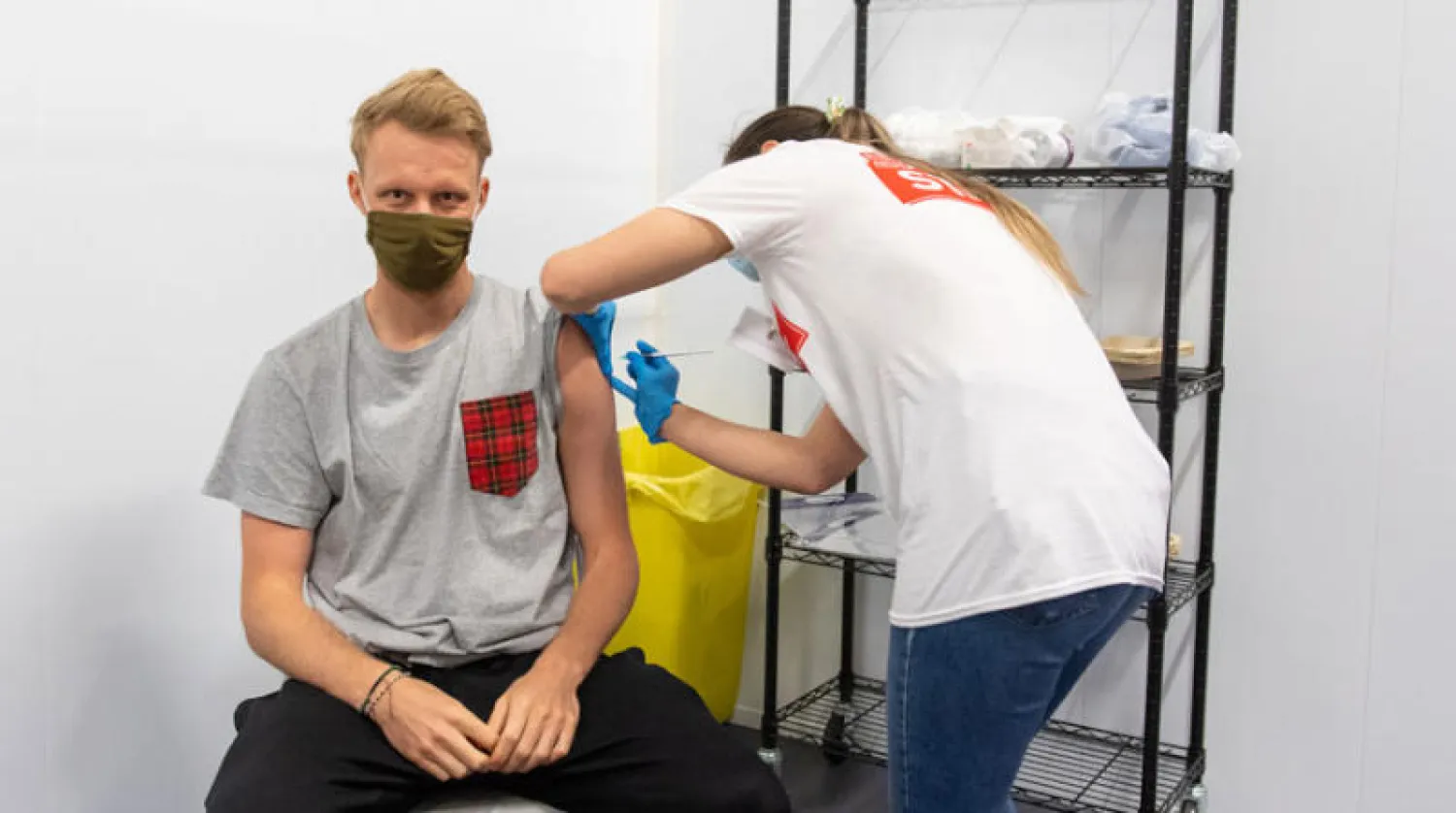 رجل يتلقى لقاح «كورونا» في لندن أمس (د.ب.أ)