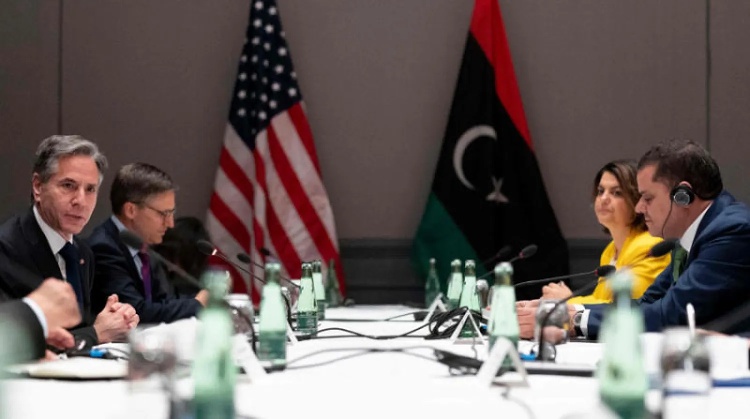 وزير الخارجية الأميركي أنتوني بلينكن (يسار) ورئيس الحكومة الليبية عبد الحميد الدبيبة ووزيرة الخارجية الليبية نجلاء المنقوش في برلين أول من أمس (أ.ف.ب)