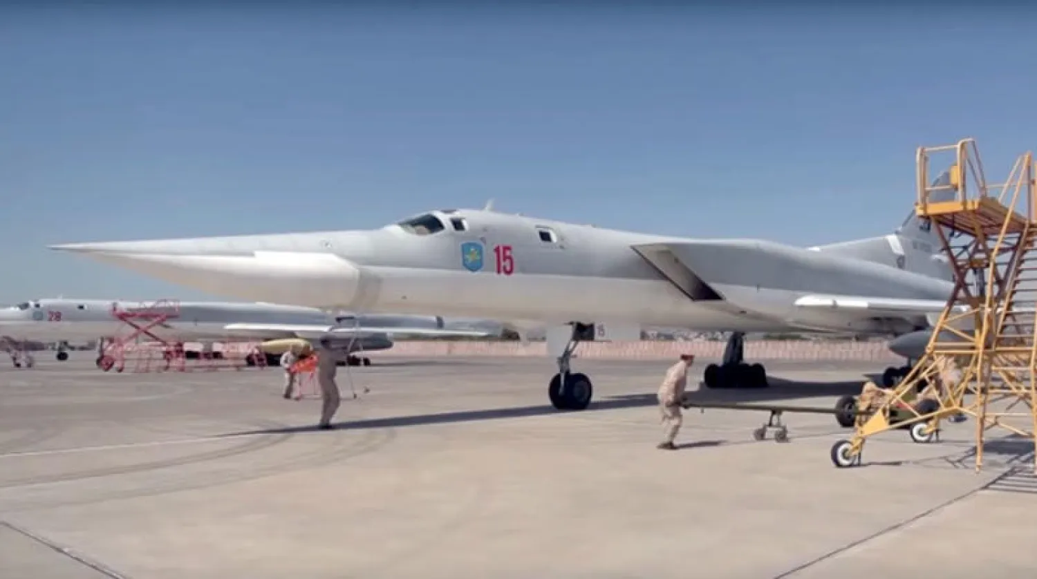 عسكريون روس قرب طائرة «ميغ 31 كي» قبل إقلاعها من قاعدة حميميم  وهي تحمل صواريخ «كينجال»  (روسيا اليوم)