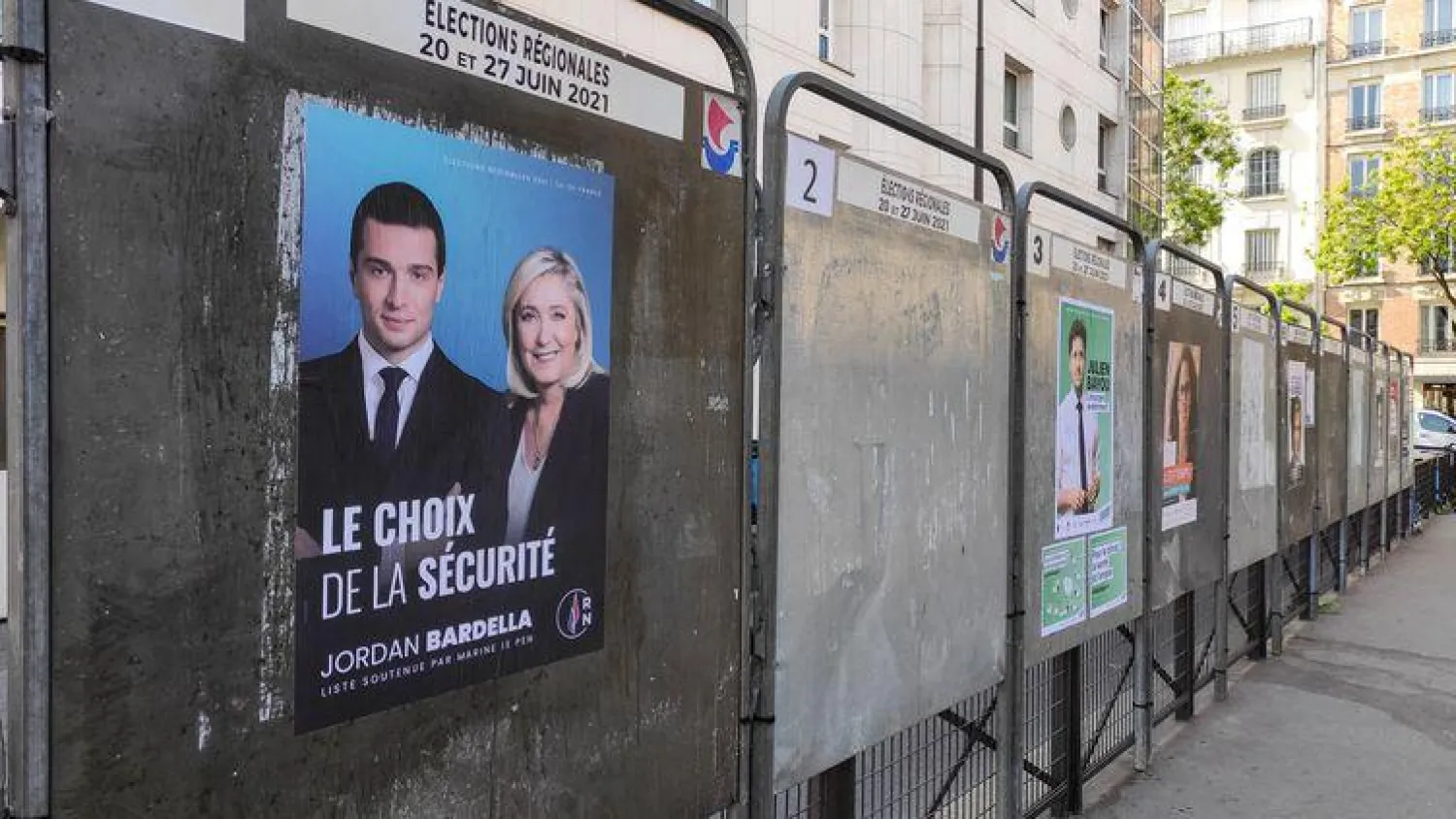 ملصقات انتخابية في باريس (أ.ف.ب)