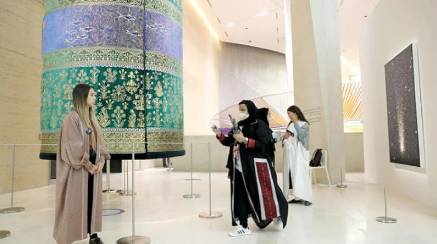  بخشی از گالری «بینایی و بینش» که از سوی مرکز «اثراء» برگزار شد «اثراء» (الشرق الاوسط)