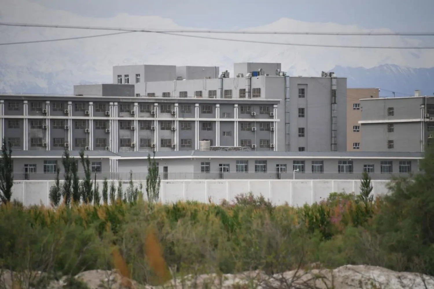 4 Haziran 2019'da çekilen bu fotoğrafta, Çin'in kuzeybatısındaki Sincan bölgesine bağlı Akto ilçesinin kuzeyinde bulunan ve çoğunluğu Müslüman etnik azınlıkların tutulduğu bir yeniden eğitim kampı olduğuna inanılan bir tesis görülüyor. (AFP)