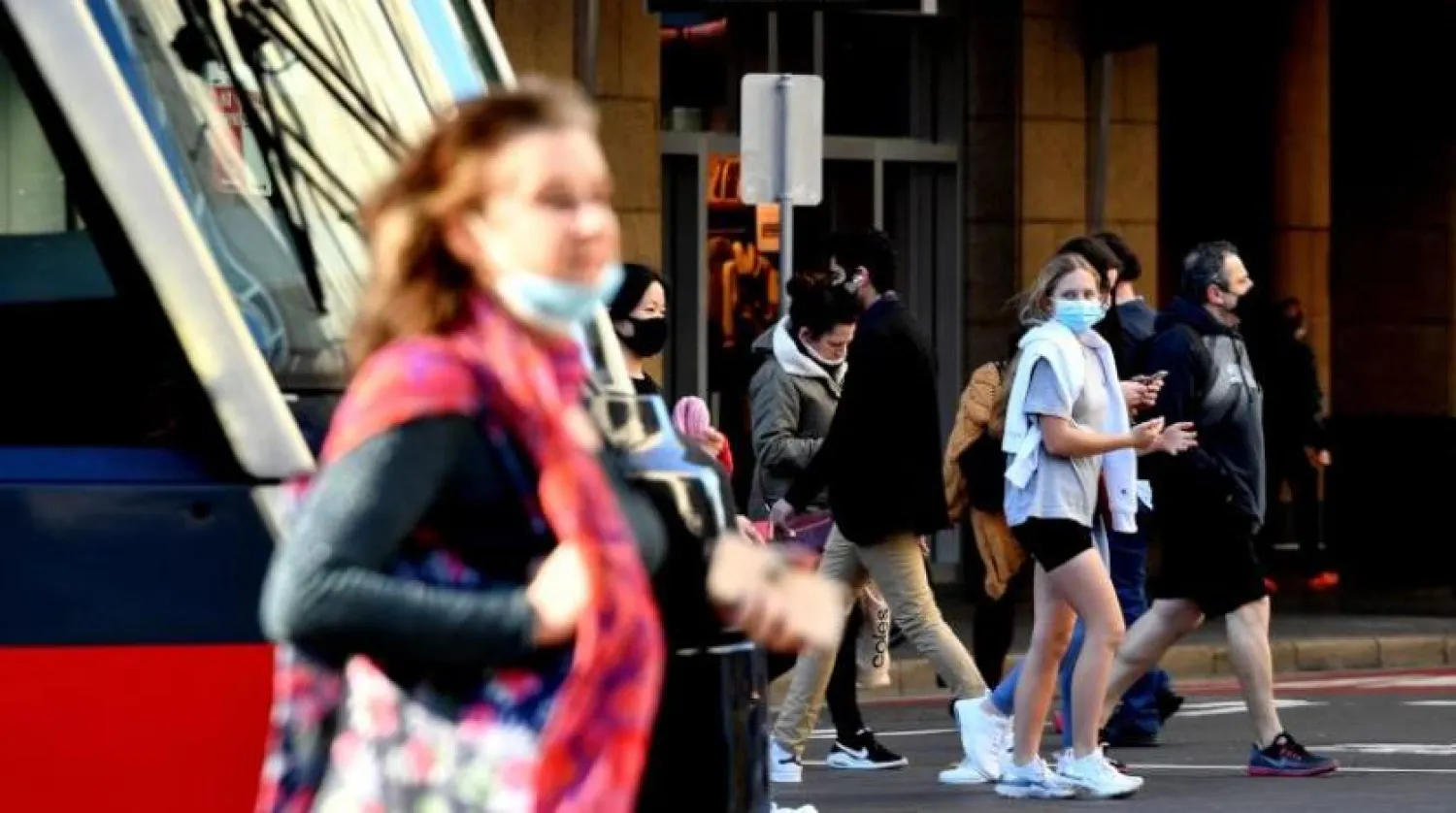 Avustralya’da koruyucu maske takan insanlar (AFP)