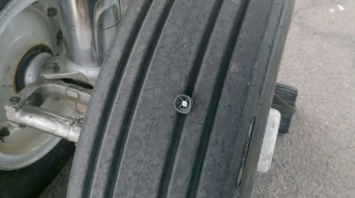 «برغي» ينفذ في أحد إطارات الطائرة (مطار معيتيقة الدولي)