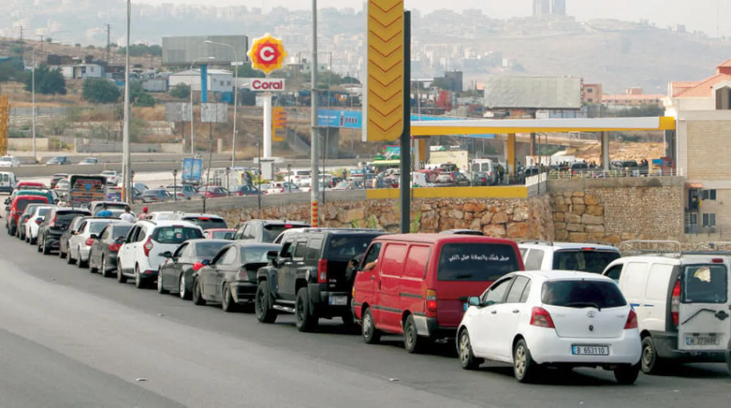 نصر الله استغل أزمة المحروقات لعرض استيراد النفط من إيران (رويترز)