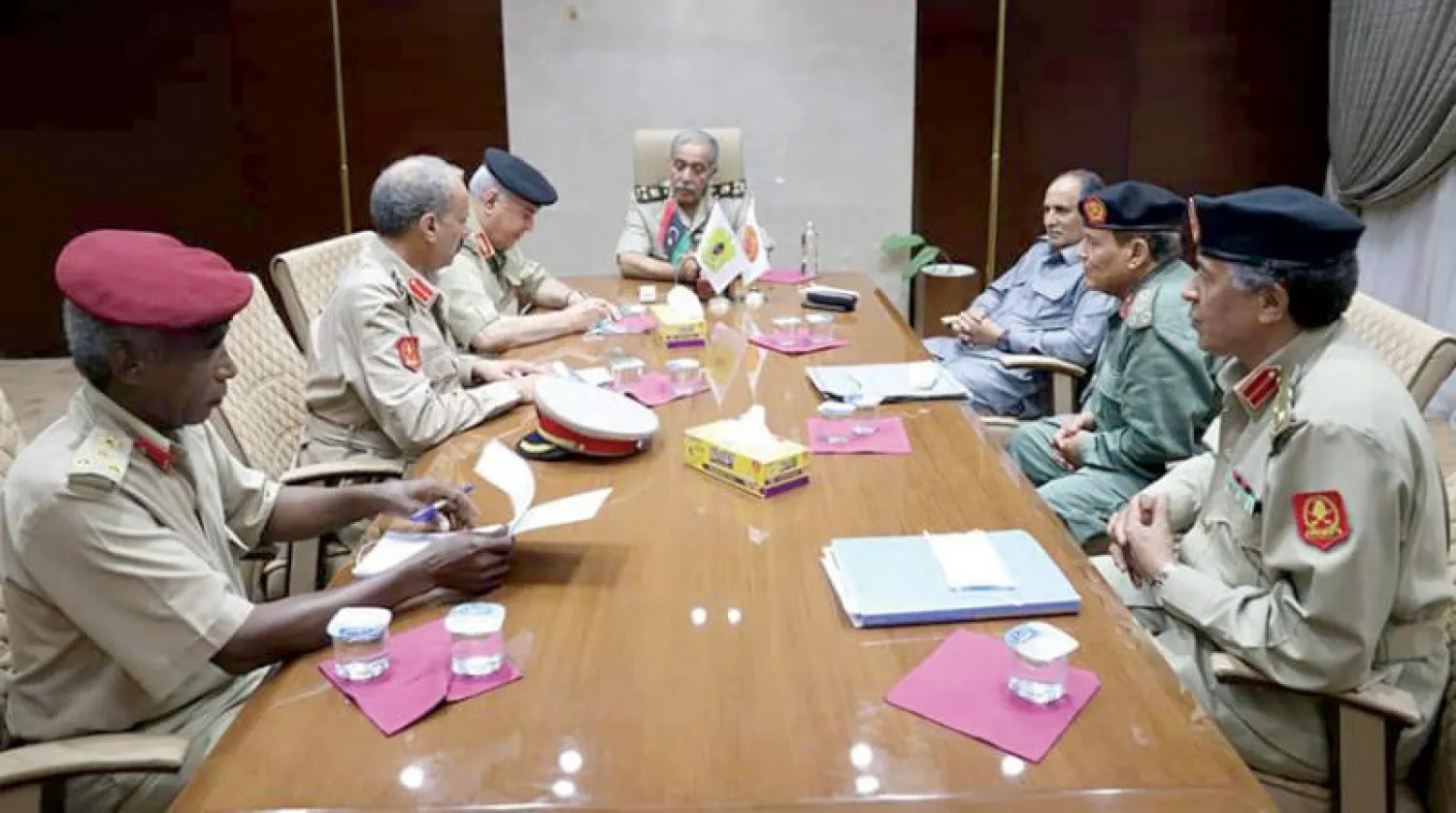 صورة وزعها مكتب رئيس أركان الجيش الليبي لاجتماعه بمسؤولي مناطق الجنوب