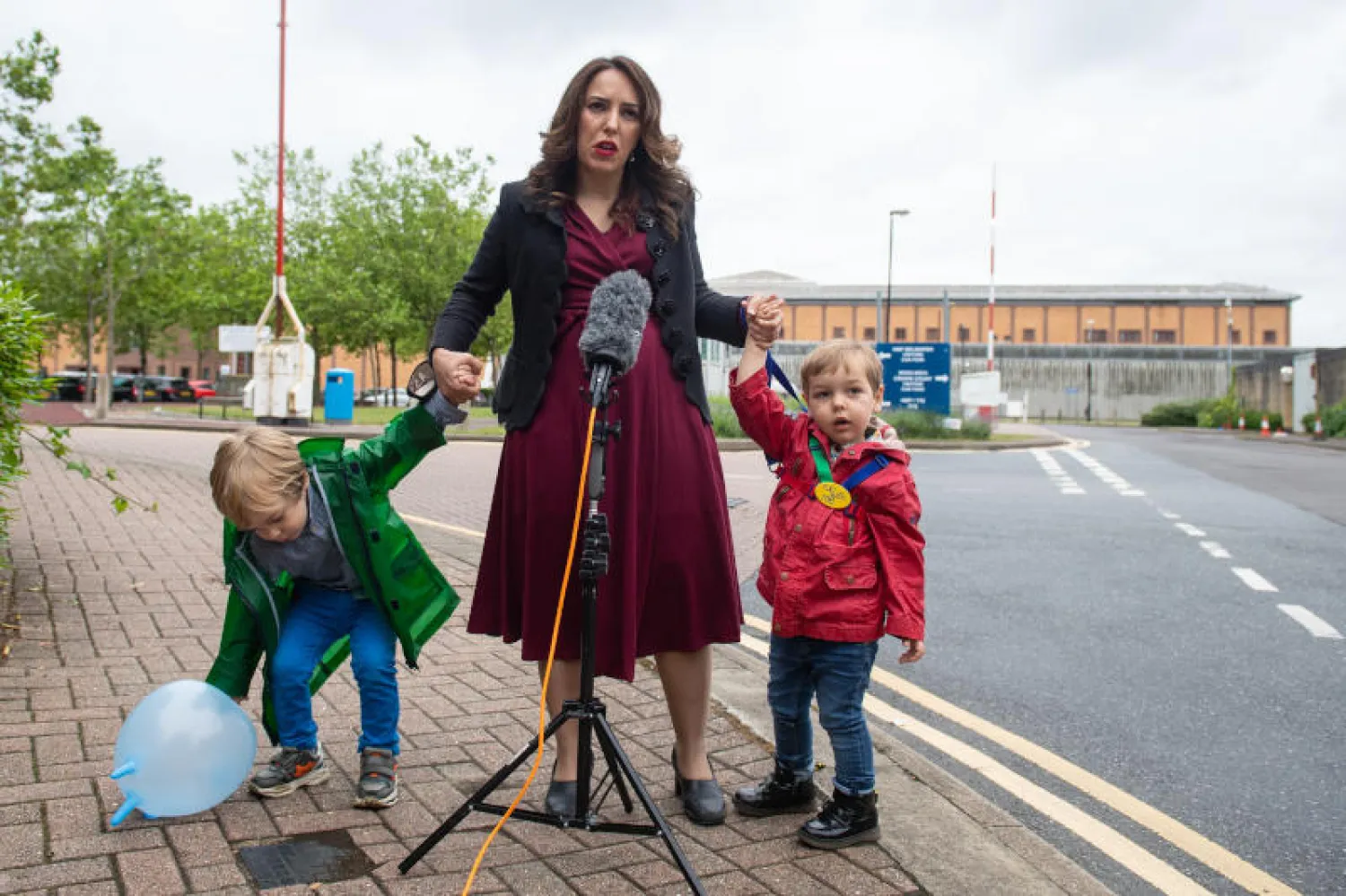 ستيلا موريس شريكة جوليان أسانج وولداهما غابريال (يسار) وماكس خارج سجن بلمارش (د.ب.أ)