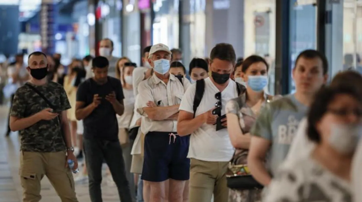 Moskova’da Sputnik V aşısı olmak için sıralarını bekleyen vatandaşlar (EPA)