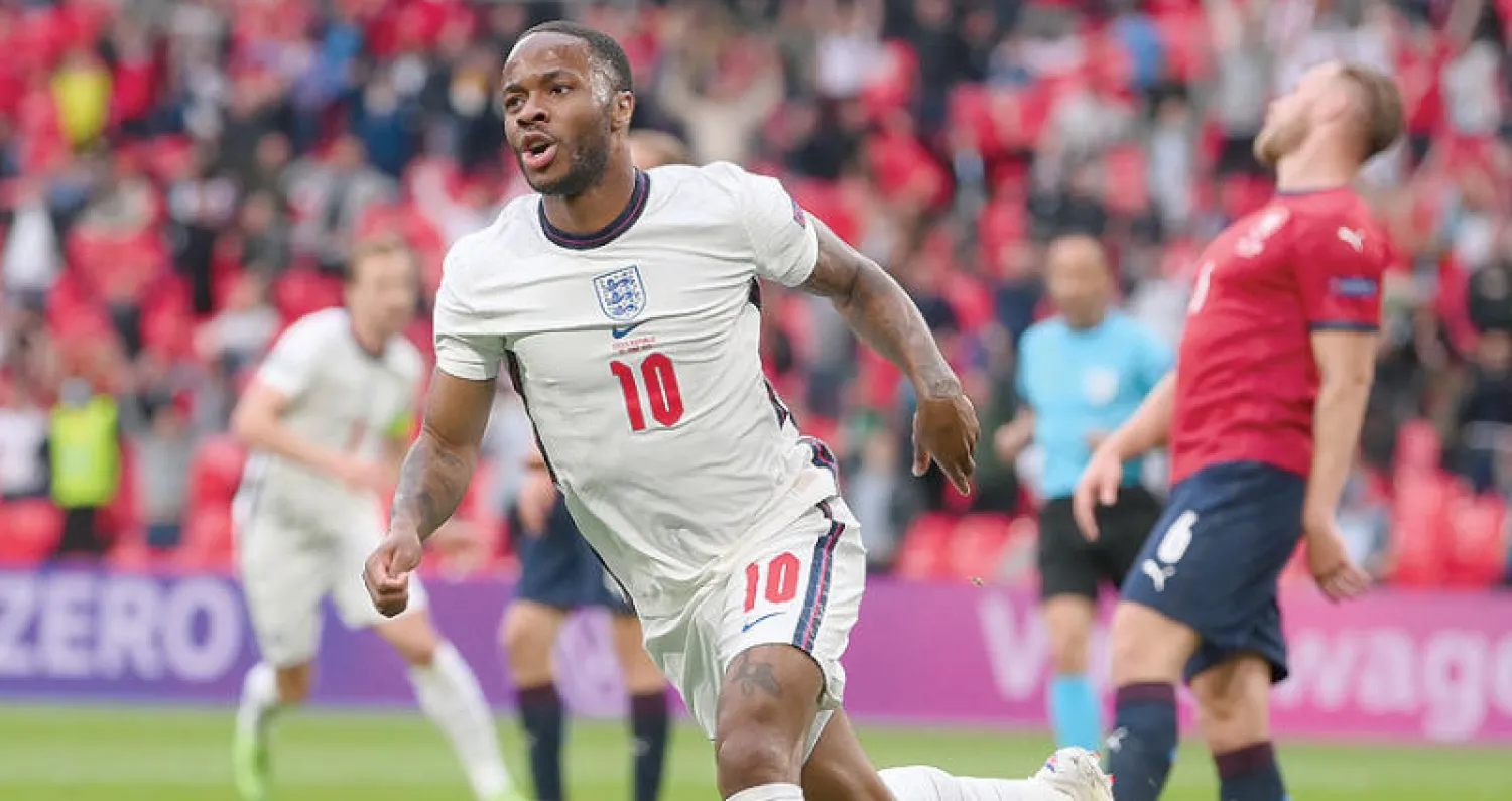 ستيرلينغ يحتفل بهدف فوز إنجلترا على جمهورية التشيك (إ.ب.أ)