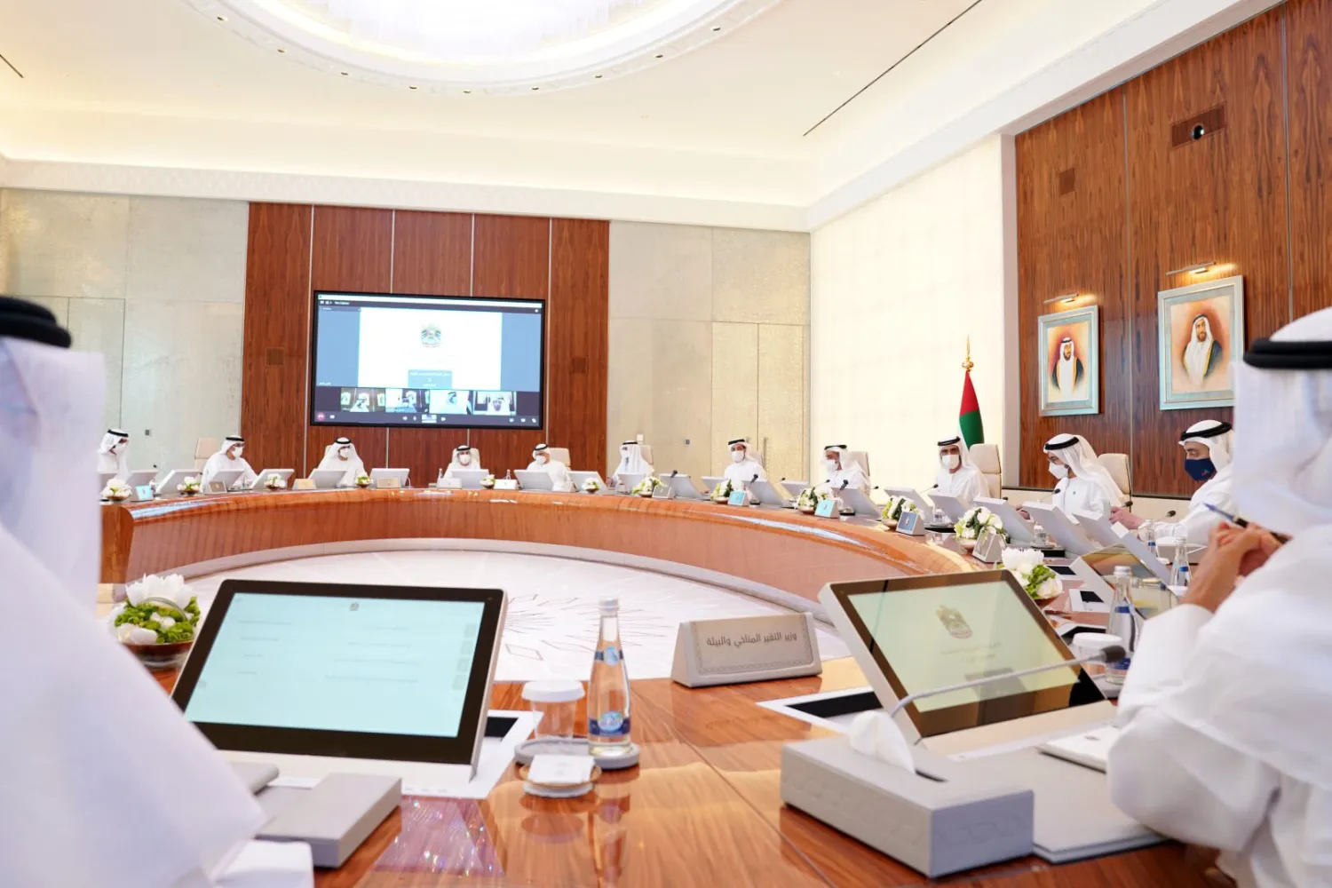 الشيخ محمد بن راشد خلال ترؤسه اجتماعاً لمجلس الوزراء (وام)