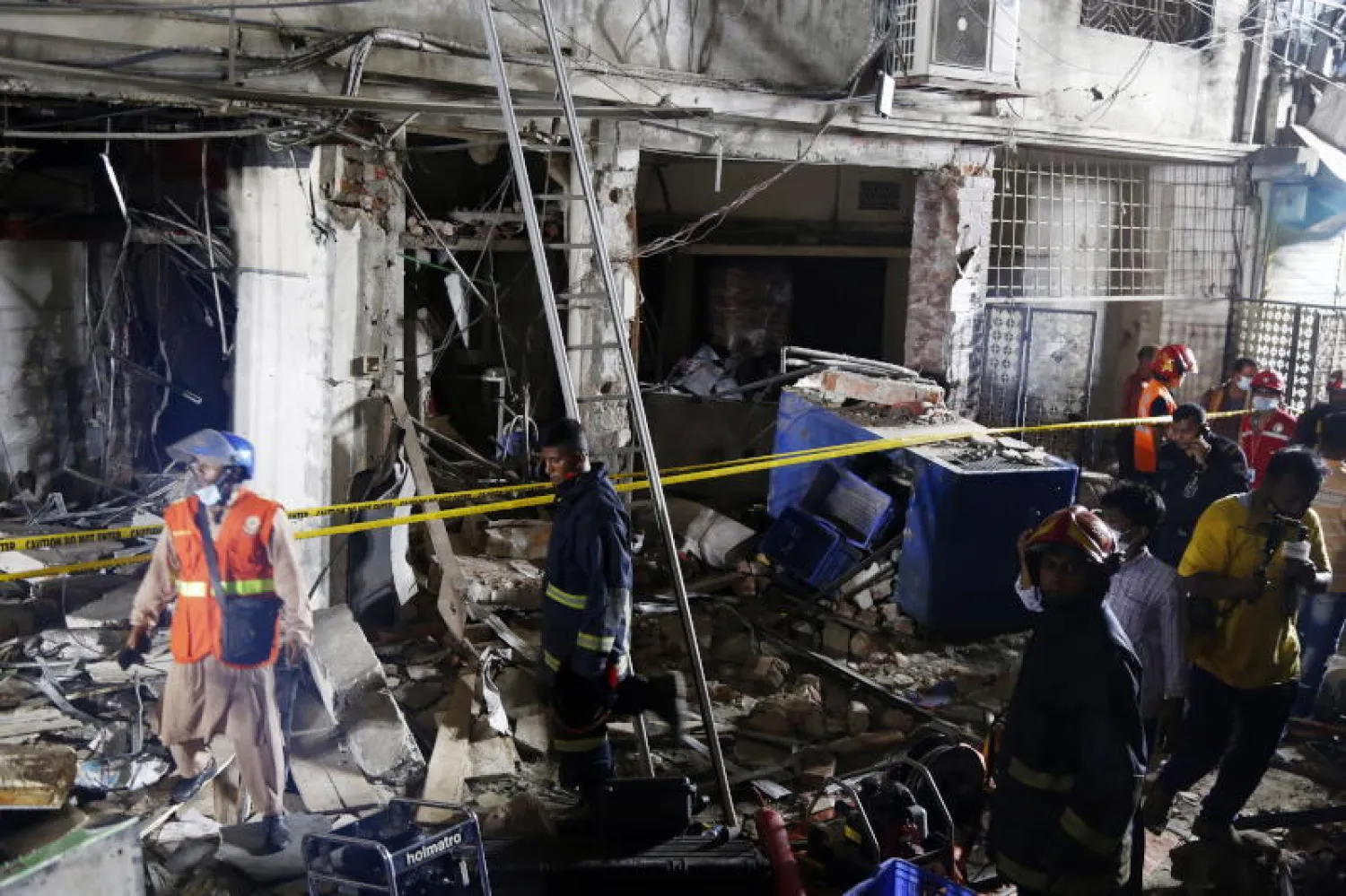 موقع الانفجار في دكا عاصمة بنغلاديش (إ.ب.أ)