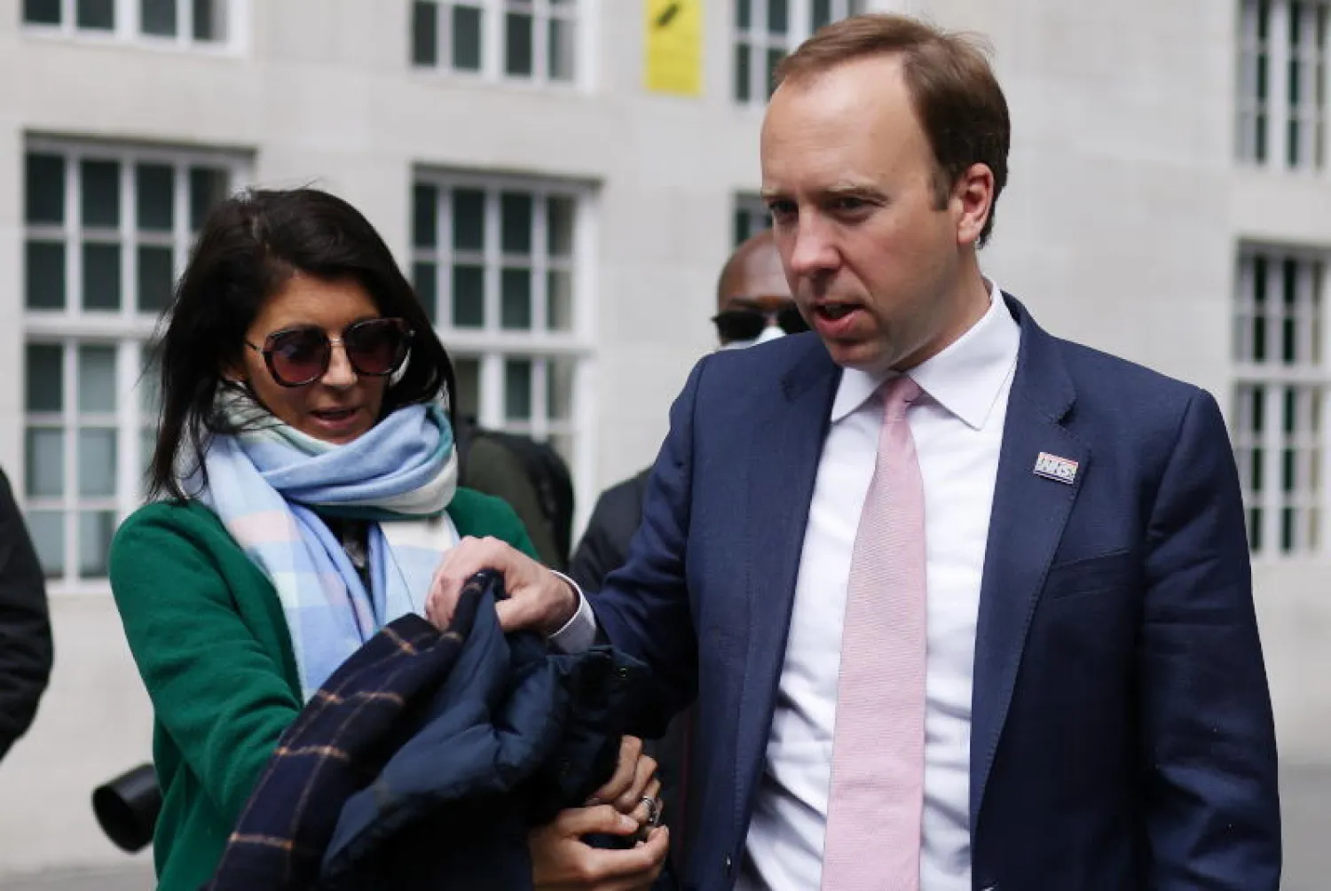 وزير الصحة المستقيل مات هانكوك ومساعدته جينا كولادانجلو قبل إجراء حوار تلفزيوني في لندن في مايو الماضي (رويترز)