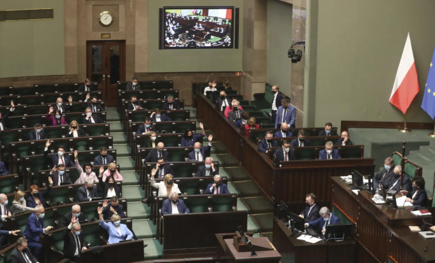 البرلمان البولندي يصوت على أحد القوانين (أ.ب)