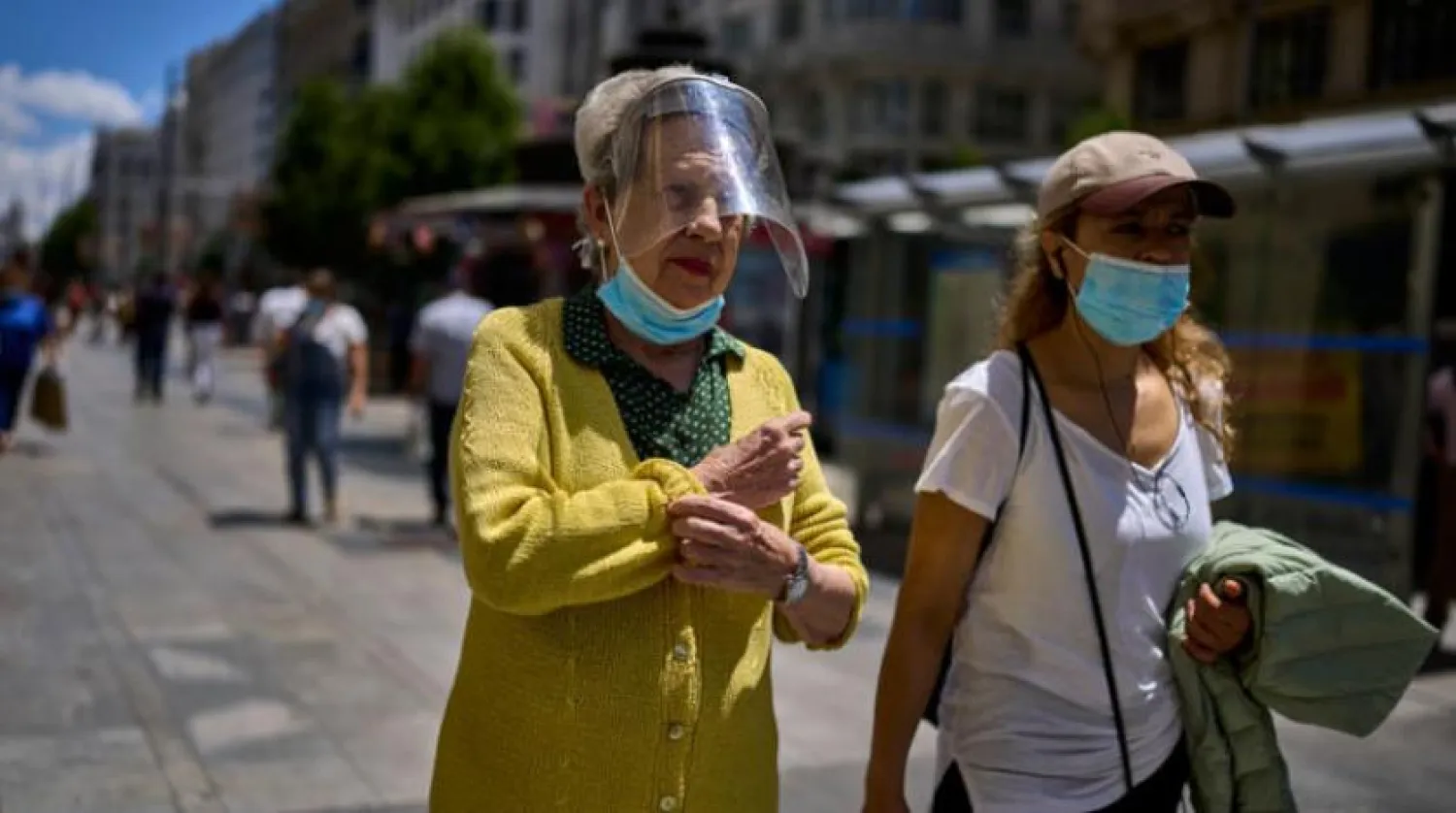 Madrid sokaklarında maske takma zorunluluğu. (AP)