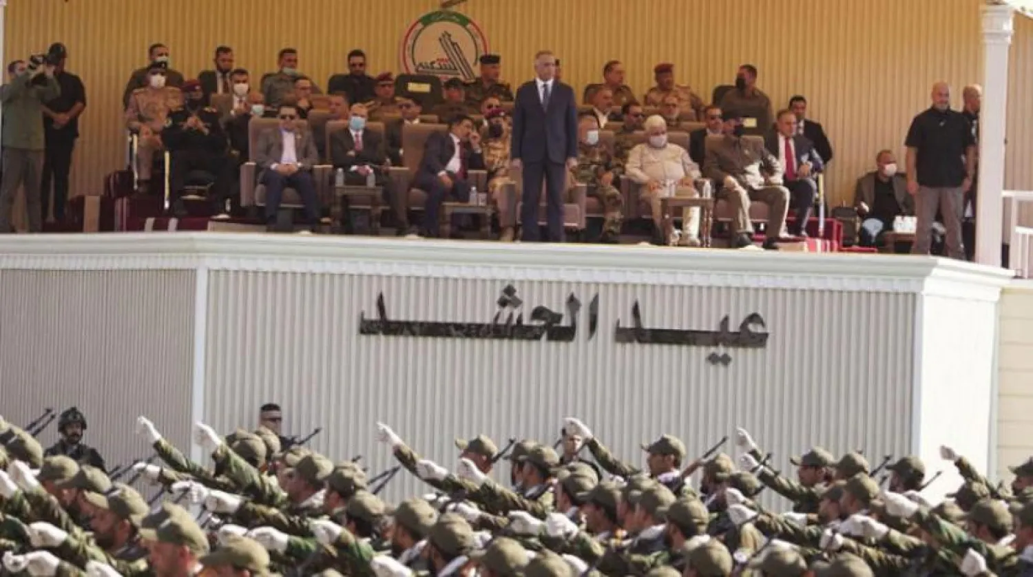 Irak Başbakanı Mustafa el-Kazımi, Haşdi Şabi örgütünün kuruluş yıldönümü münasebetiyle dün askeri geçit törenine katıldı. (AFP)