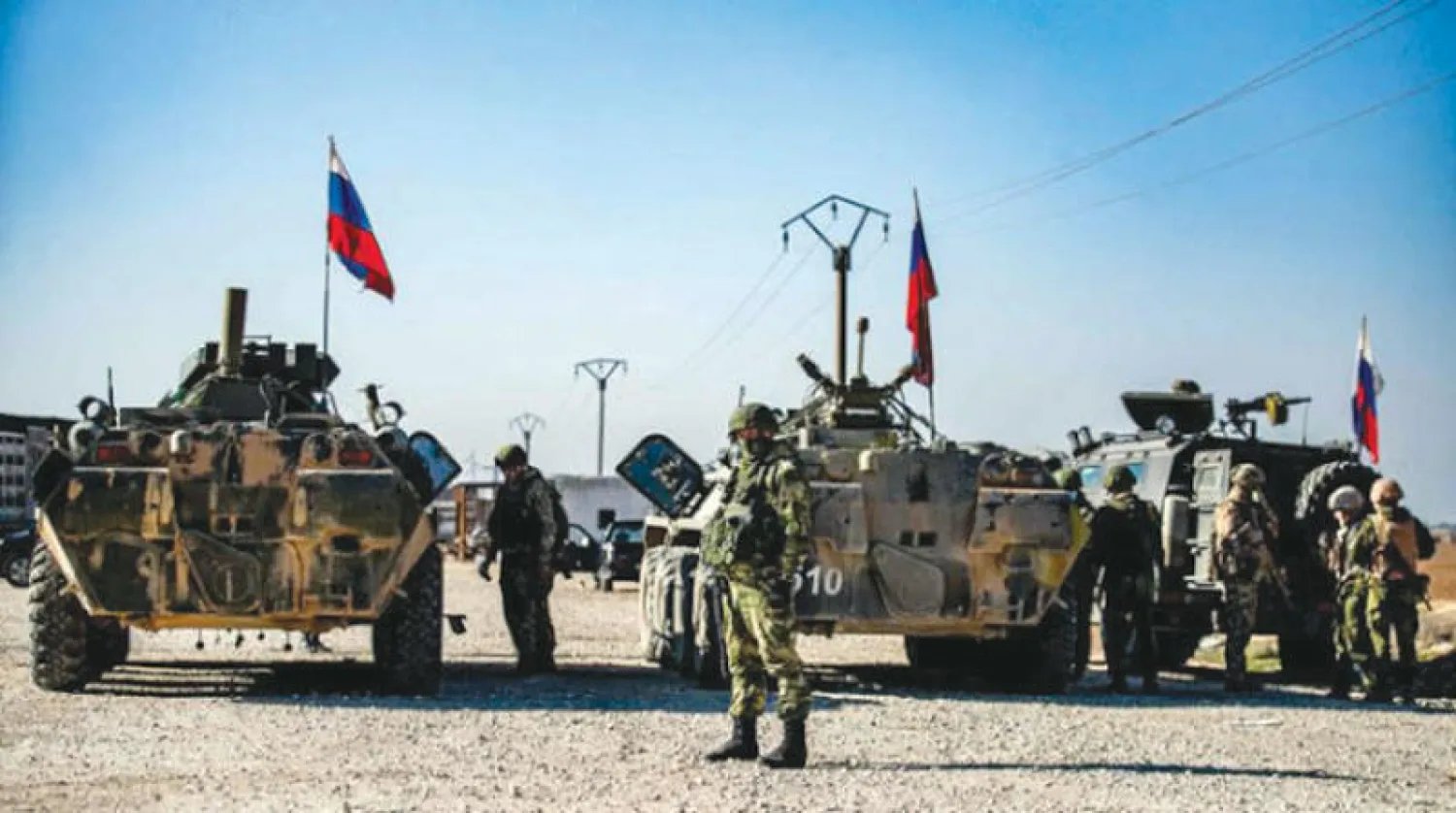 جنود روس يرافقون قوافل عبر البادية السورية لحمايتهم من هجمات «داعش» يناير الماضي (أ.ف.ب)