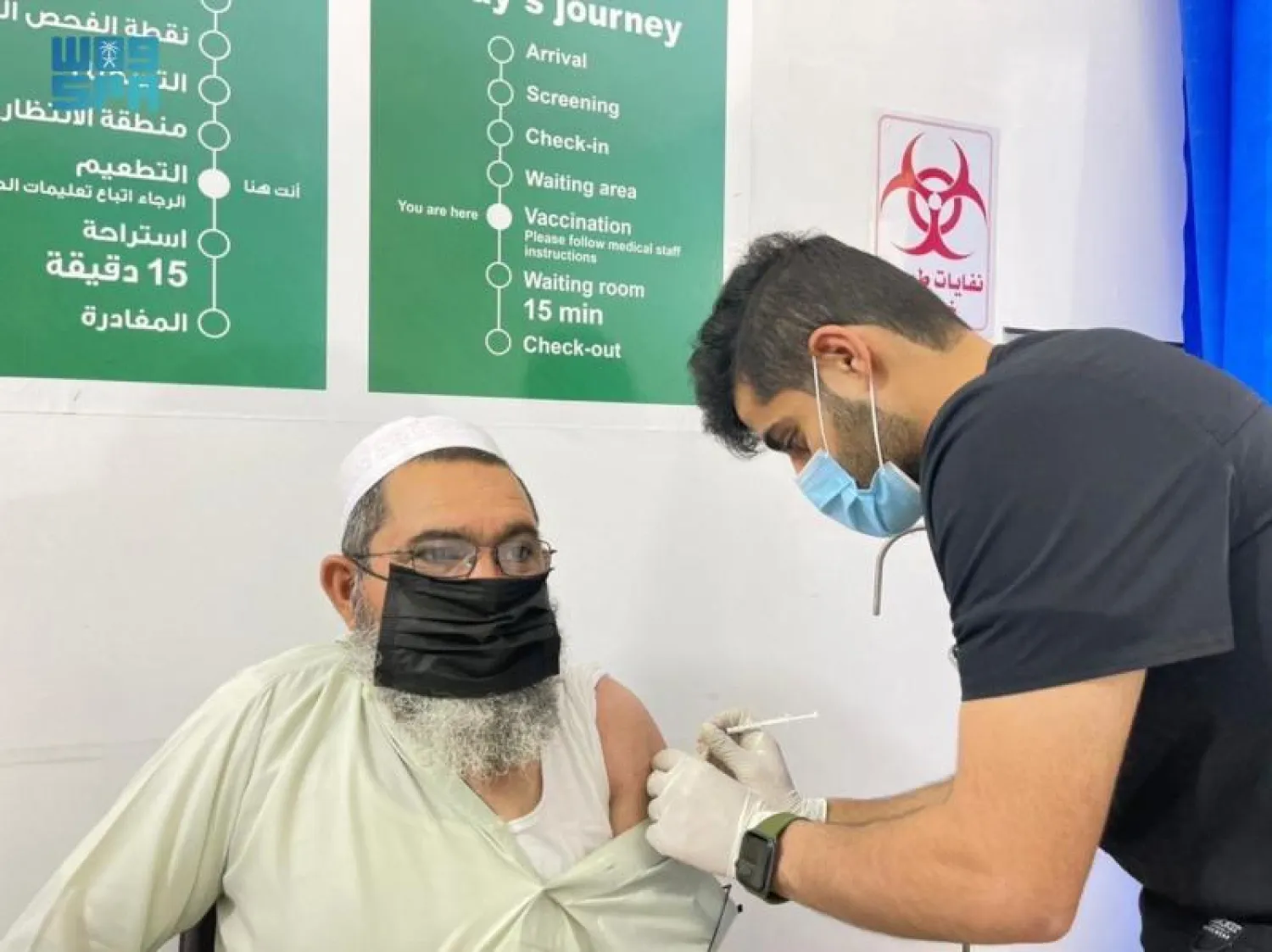 مسن يتلقى الجرعة الثانية من «كورونا» (واس)