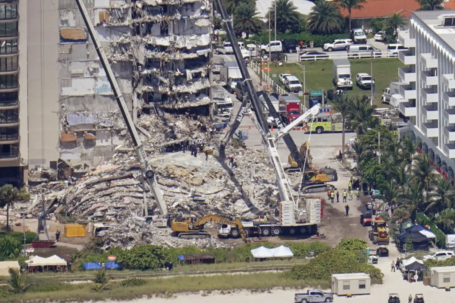 مبنى «شامبلين تاورز ساوث» في بلدة سيرفسايد وقد تحول إلى حطام (أ.ب)