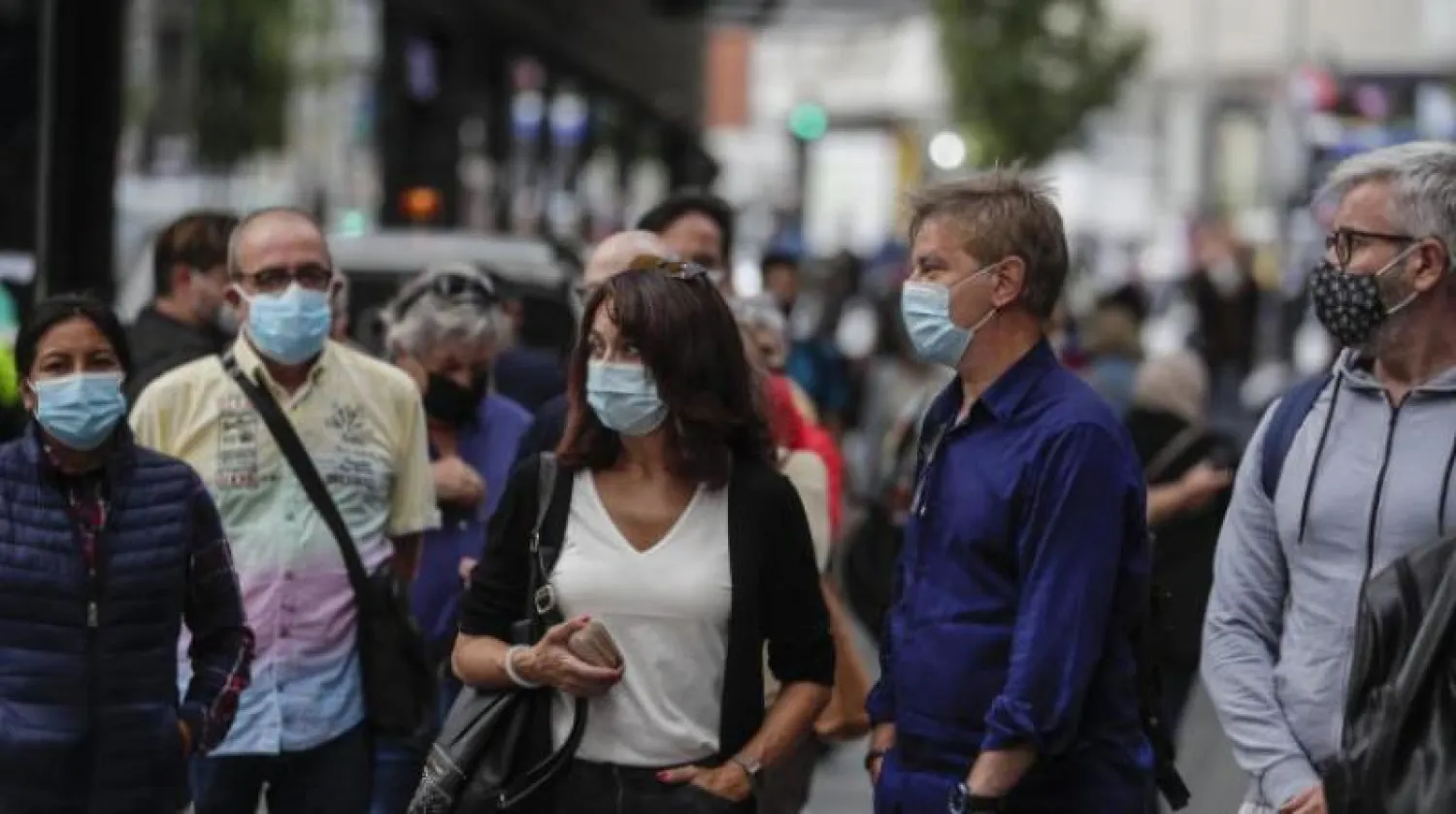 يتوقع بعض الخبراء أن تصبح الأقنعة جزءاً دائمًا من ترسانتنا ضد «كورونا» وغيره من الفيروسات (أ.ب)