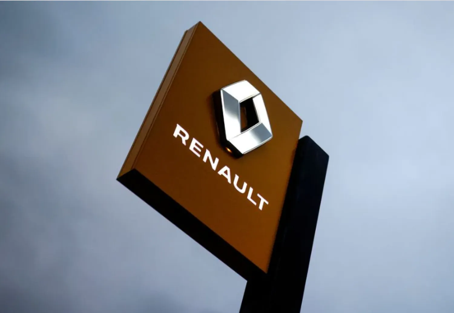 The logo of carmaker Renault is pictured at a dealership in Vertou, near Nantes, France, January 13, 2021. REUTERS/Stephane Mahe/File Photo

