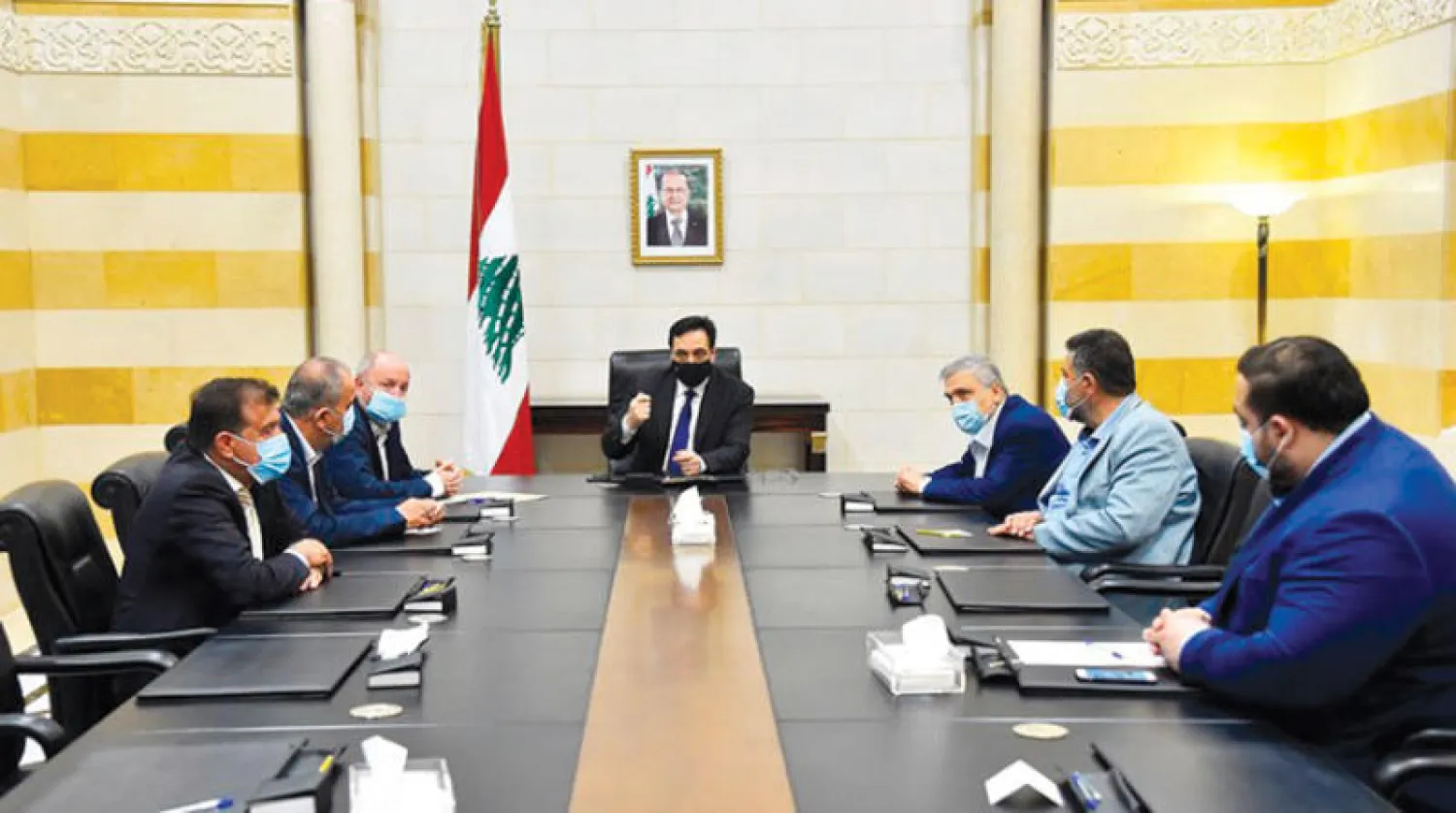 دياب مجتمعاً مع ممثلي الاتحاد العمالي أمس (الوكالة الوطنية)