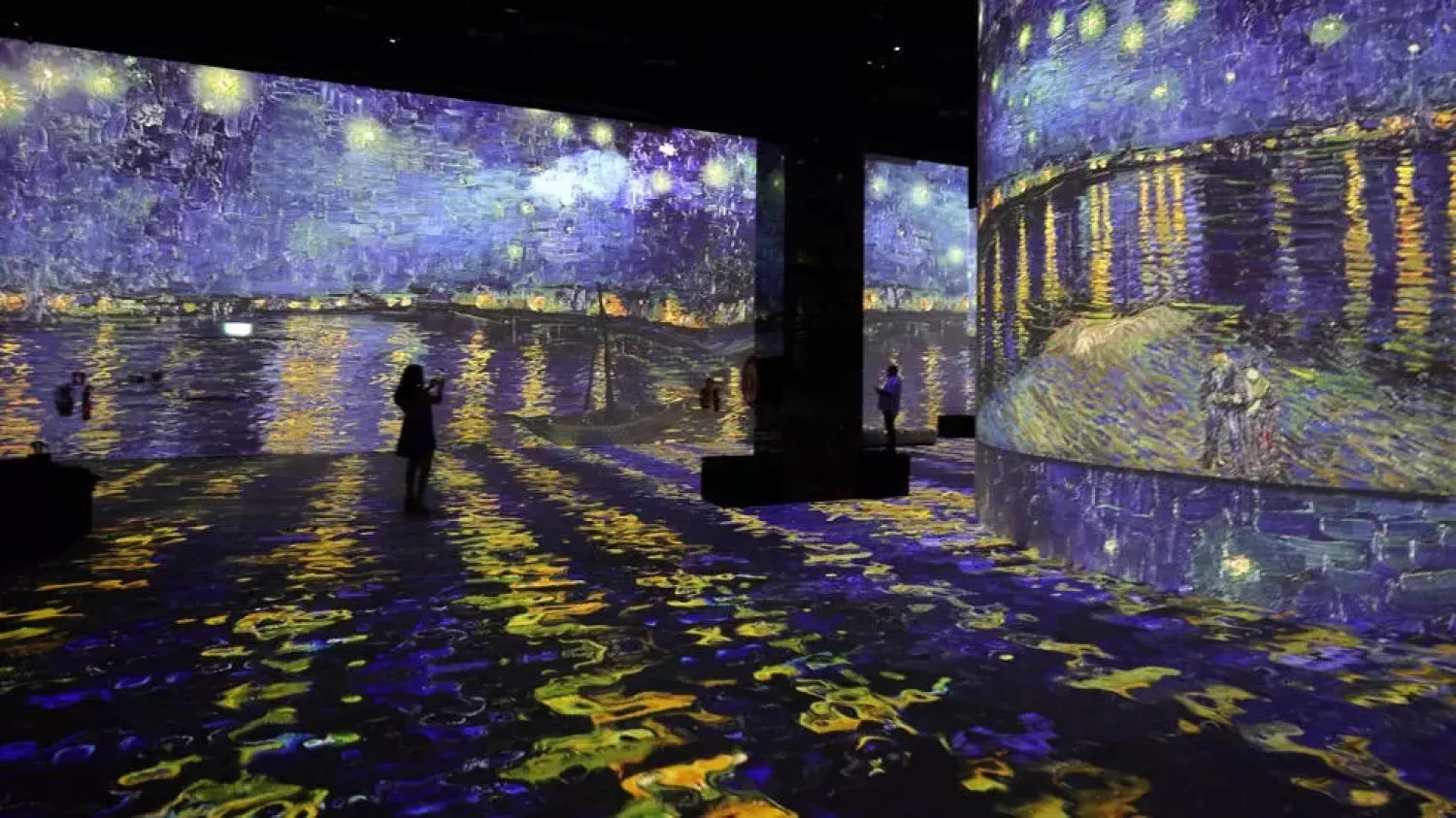 Visitors to Dubai Mall attend a preview of the Van Gogh “Infinity des Lumieres” virtual exhibit produced by Culturespaces and directed by Gianfranco Iannuzzi, Renato Gatto and Massimiliano Siccardi. (AFP)