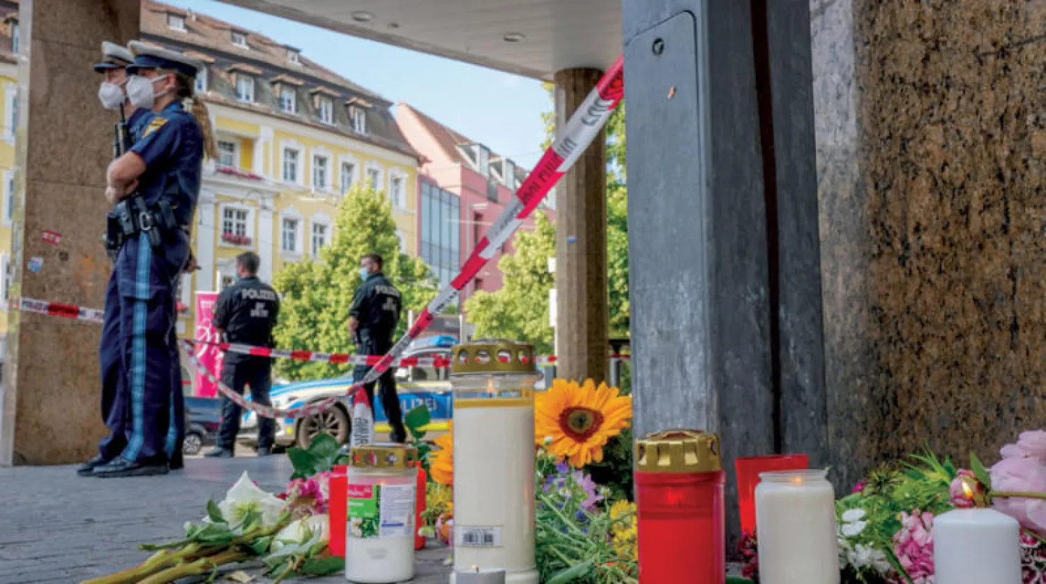 أكاليل ورود أمس على أرواح 3 نساء سقطن طعناً في وسط مدينة فورزبيرغ بولاية بافاريا (أ.ب)