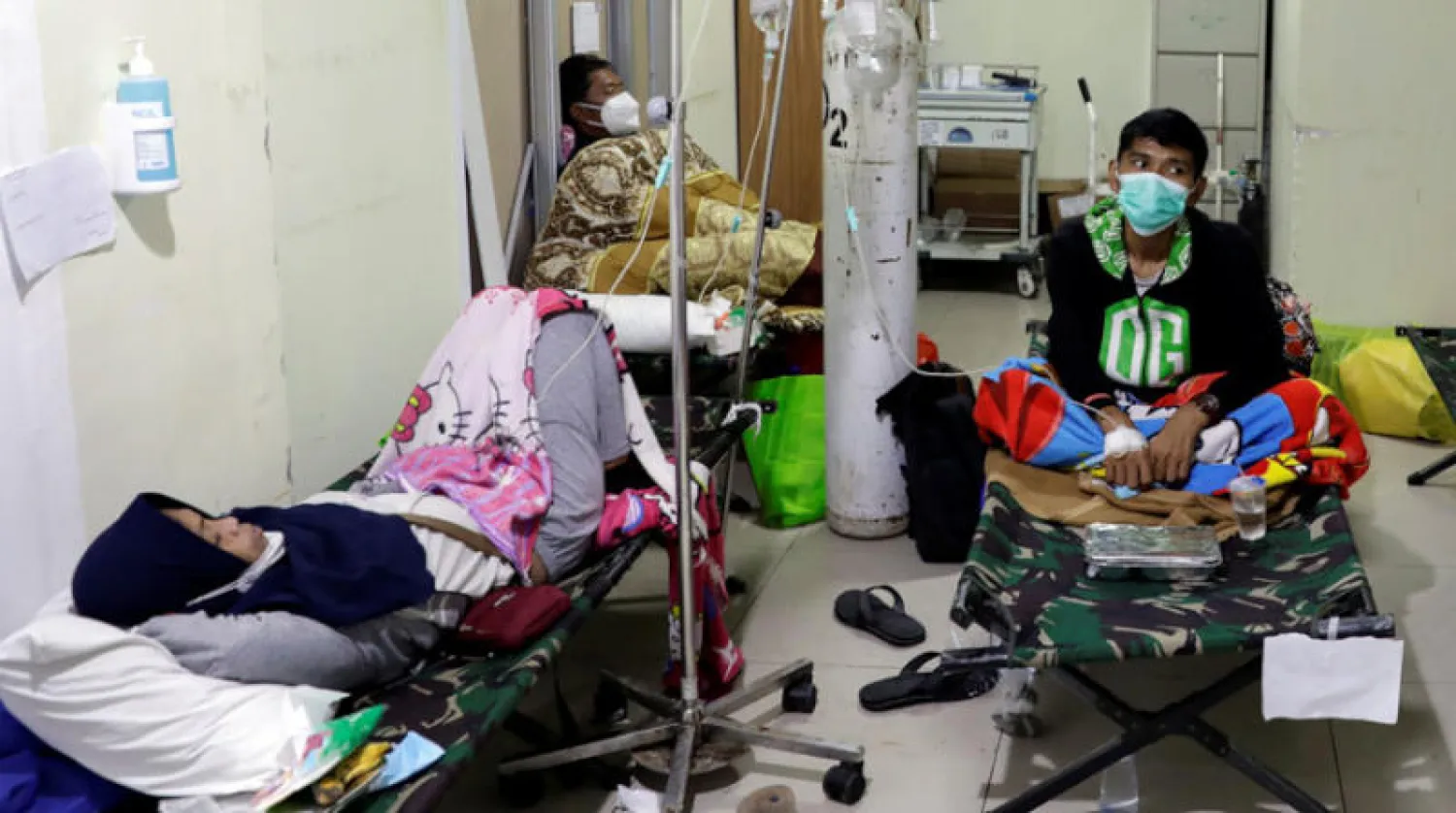 مصابون بـ«كورونا» في أحد مستشفيات جاكرتا (رويترز)