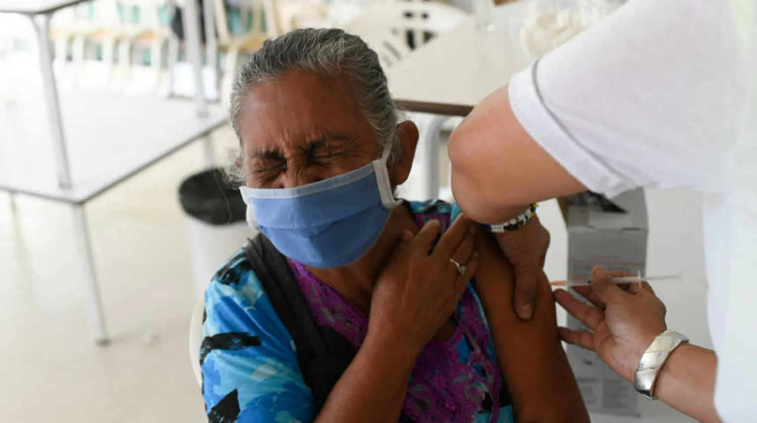 داخل مركز للقاحات في كاراكاس أمس (أ.ب)