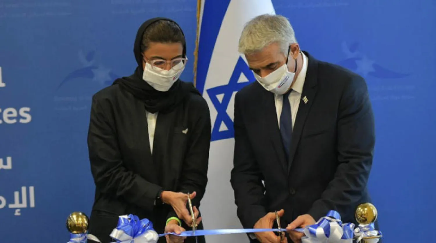 وزيرة الثقافة والشباب الإماراتية نورة الكعبي ووزير الخارجية الإسرائيلي يائير لبيد خلال تدشين السفارة في أبوظبي أمس (إ.ب.أ)