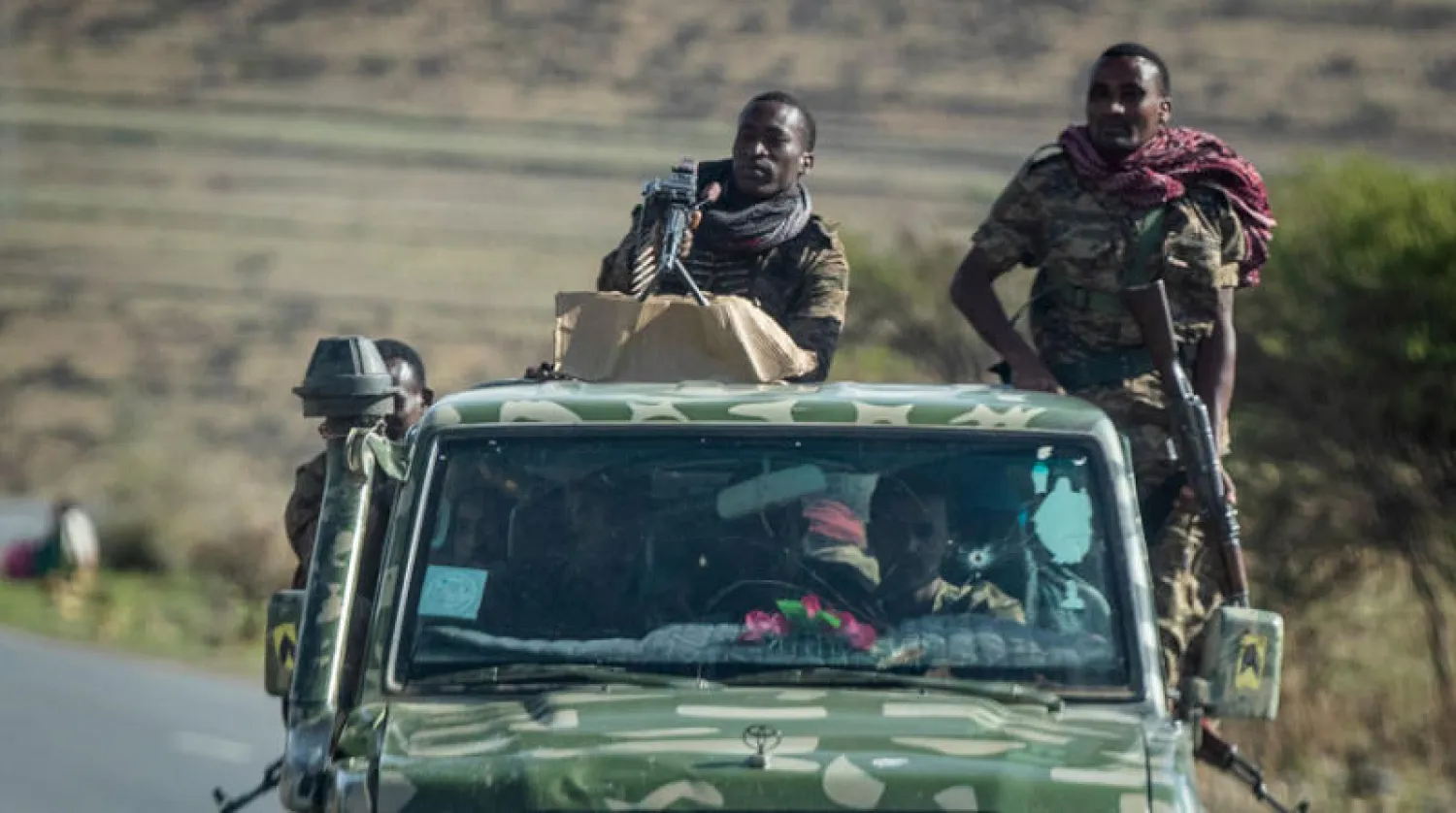 جنود من القوات الحكومية قرب مدينة عاقولة شمال مقلي عاصمة تيغراي في 8 مايو الماضي (أ.ب)