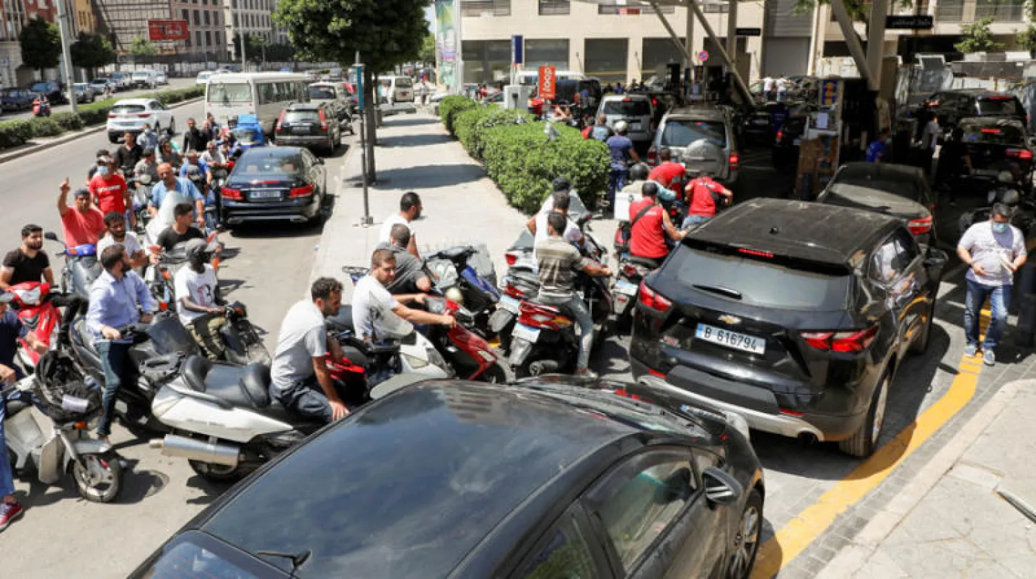 سيارات ودراجات نارية تنتظر أمام إحدى محطات البنزين في بيروت أمس (رويترز)