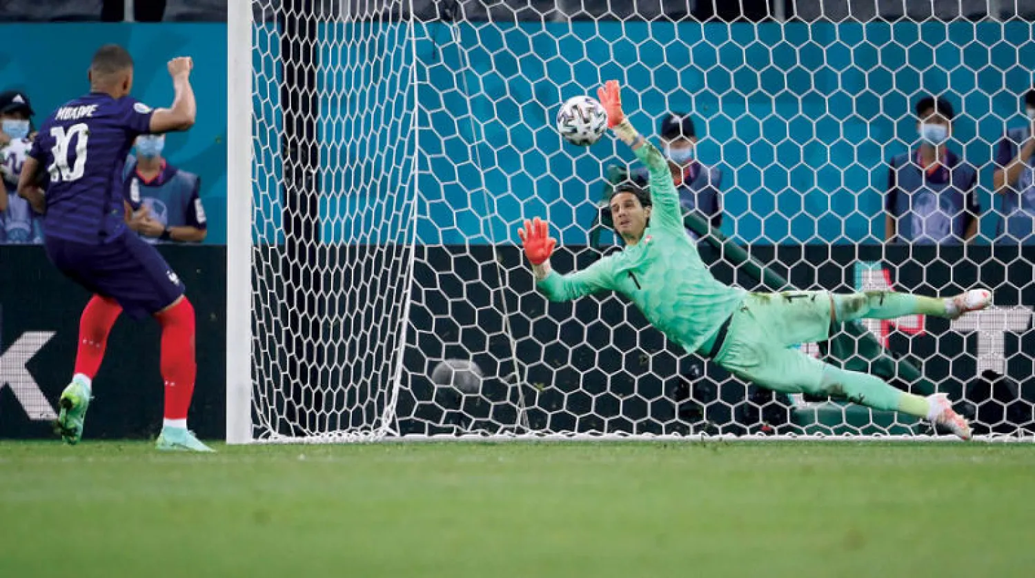 سومر حارس سويسرا يتصدى لركلة الترجيح التي سددها مبابي ليمنح بلاده بطاقة العبور لربع النهائي (أ.ف.ب)