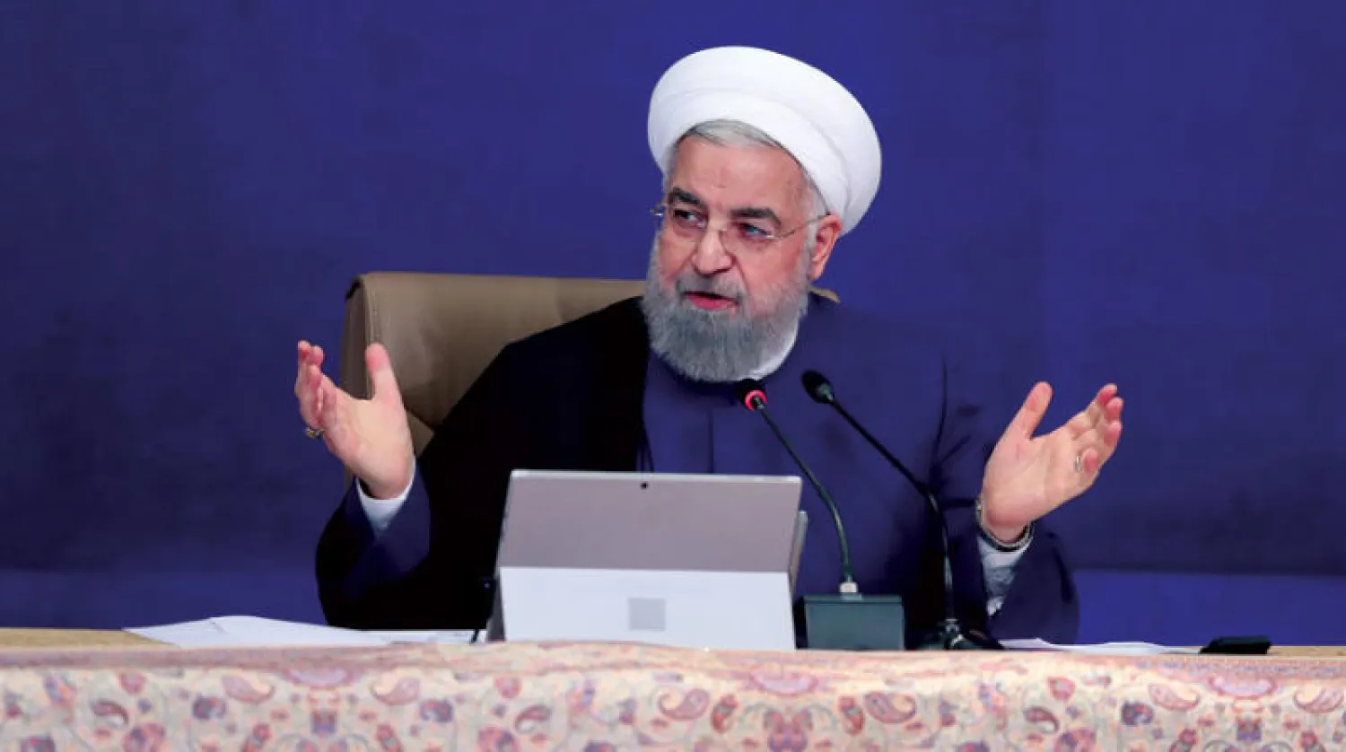 الرئيس المنتهية ولايته حسن روحاني يتحدث في اجتماع الحكومة أمس (الرئاسة الإيرانية)