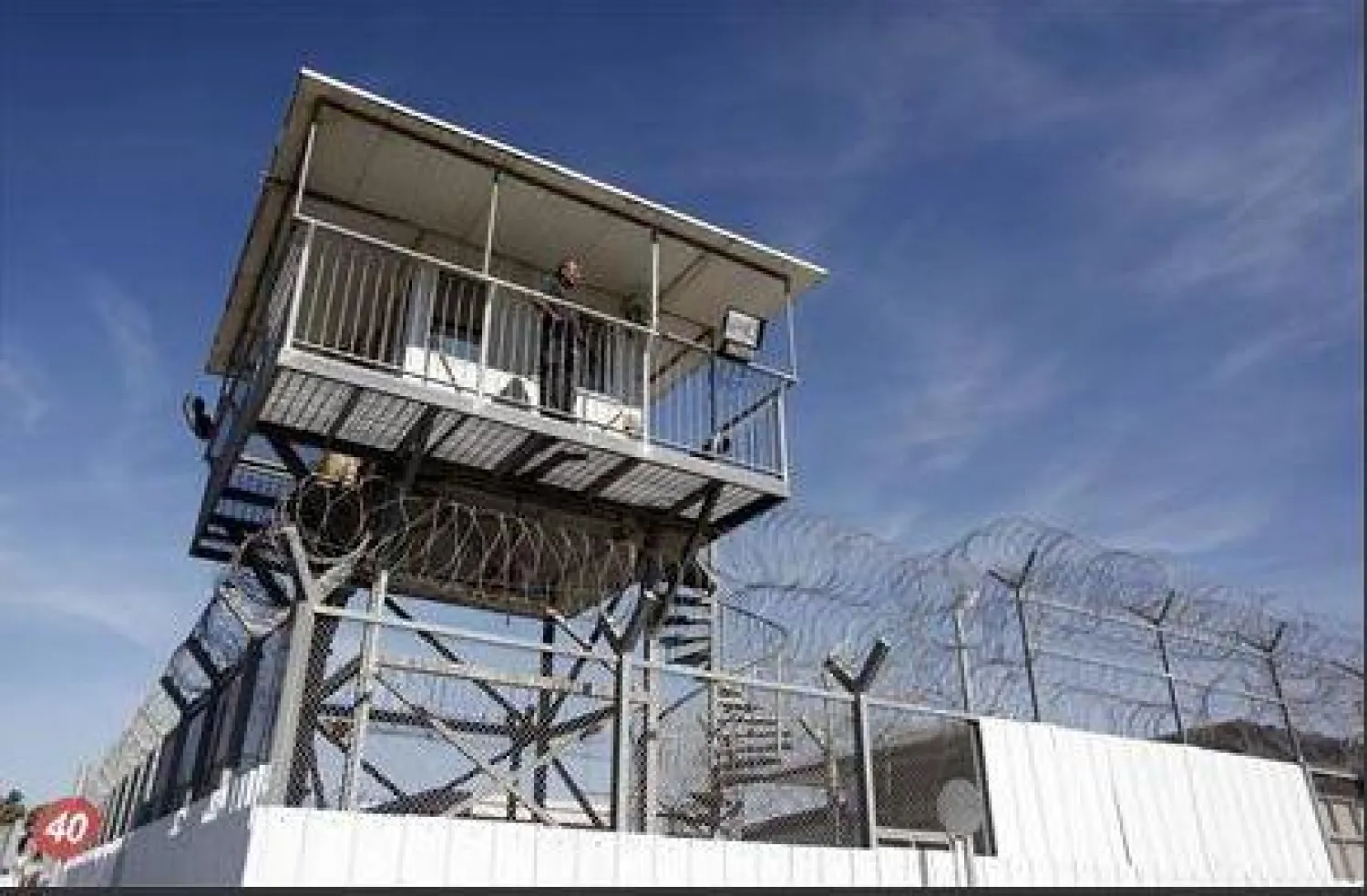 حارس سجن إسرائيلي يراقب من برج في سجن أيالون في الرملة بالقرب من تل أبيب (أرشيفية - رويترز)