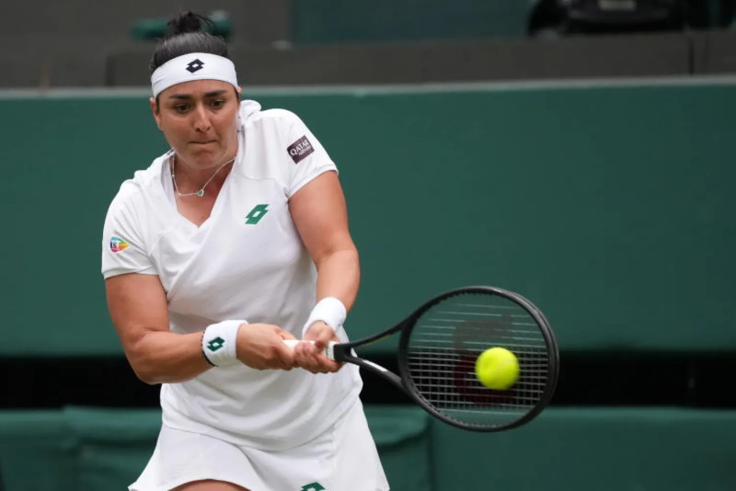 أنس جابر خلال مواجهة فينوس ويليامز في الدور الثاني من بطولة ويمبلدون (أ.ب)