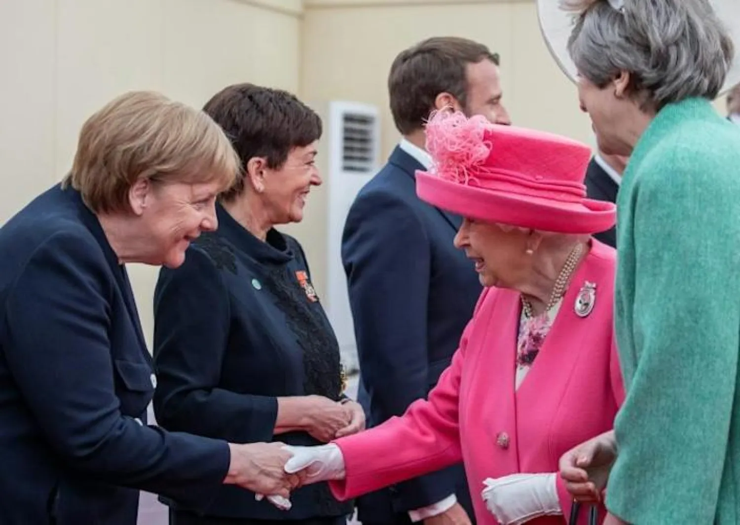 المستشارة الألمانية أنجيلا ميركل تحيي ملكة بريطانيا اليزابيث الثانية (أرشيفية - رويترز)