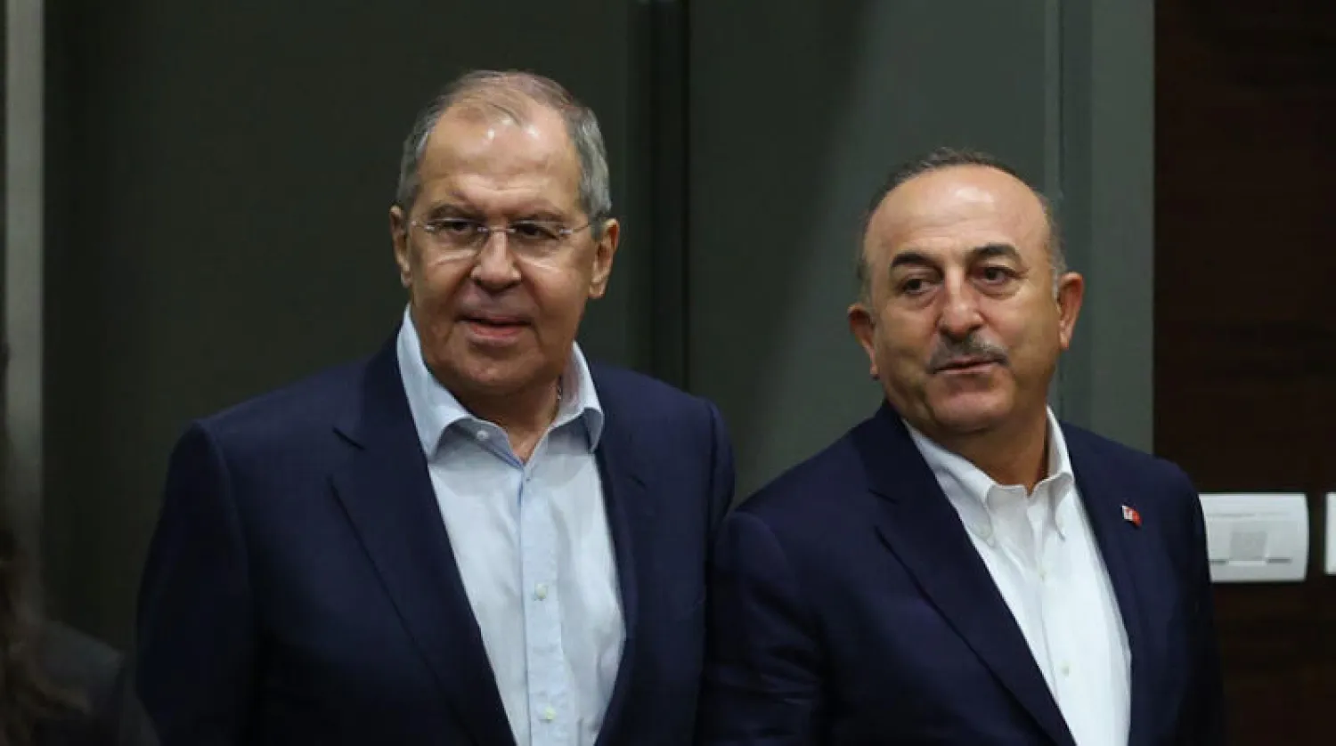 لافروف وجاويش أوغلو خلال مباحثاتهما في مدينة أنطاليا (إ.ب.أ)