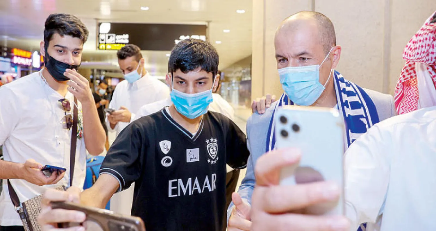 جارديم محاطاً بجماهير الهلال لحظة وصوله إلى الرياض (الشرق الأوسط)