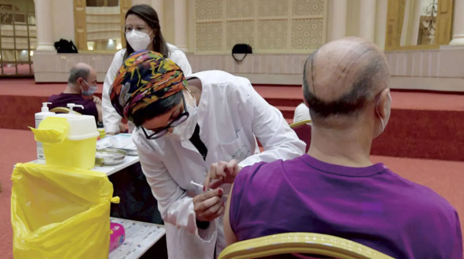 جانب من حملة تلقيح العاملين في مجال السياحة بتونس الشهر الماضي (أ.ف.ب)