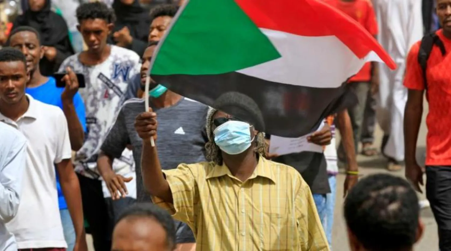 Sudanlı protestocular, Hartum'da hükümeti istifaya çağıran bir gösteriye katılıyorlar (AFP)