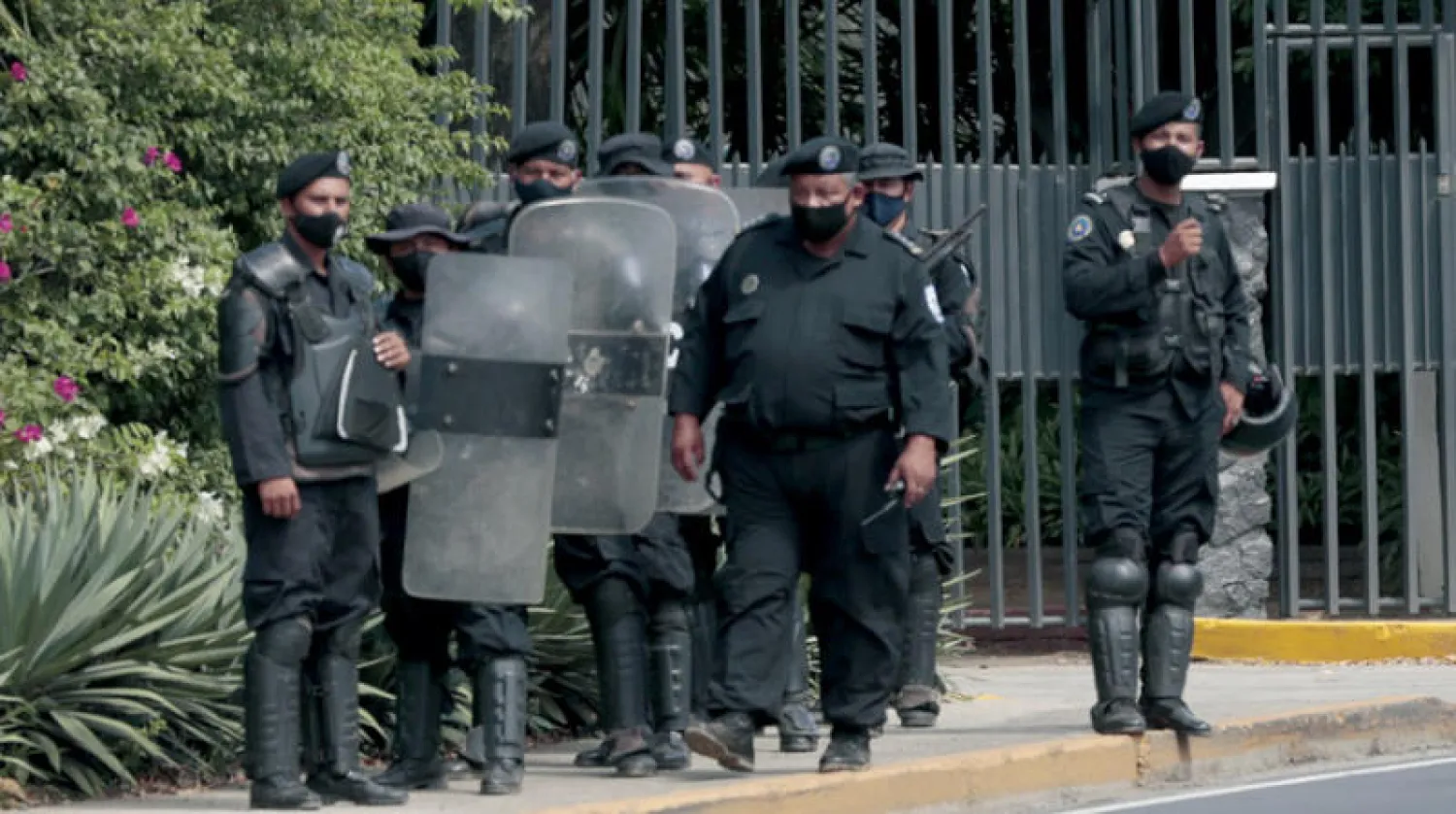 البعض يعتبر أن نيكاراغوا هي أحدث مثال على تآكل الديمقراطية حيث قامت الشرطة باقتحام مقار بعض رموز المعارضة لمنعهم من دخول الانتخابات (إ.ب.أ)