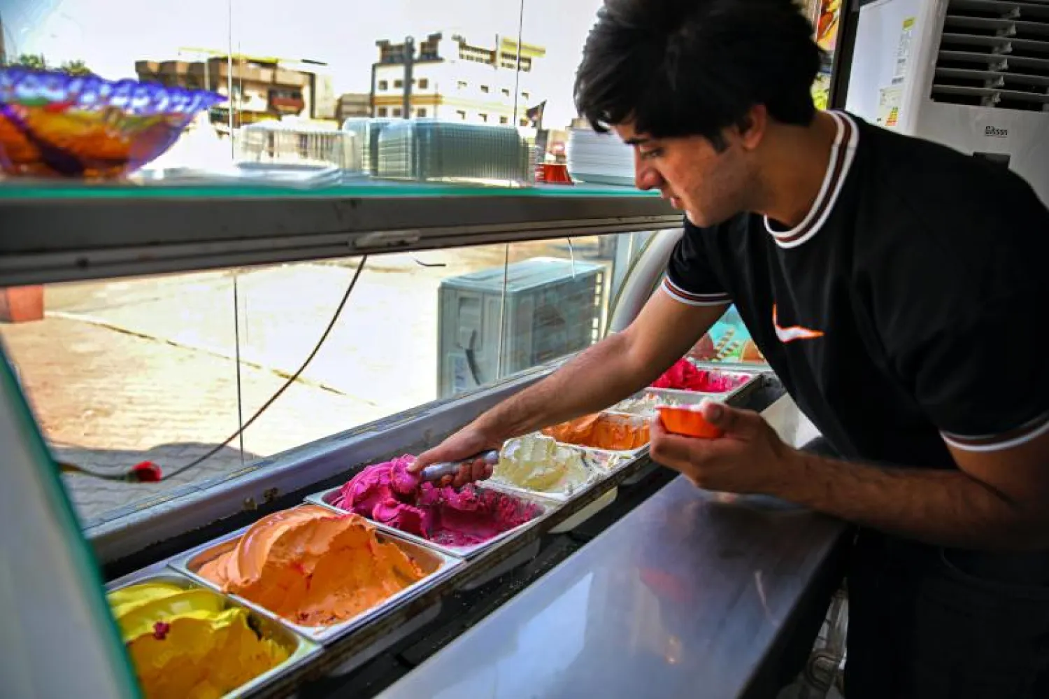رجل يشتري المثلجات لمحاربة درجات الحرارة المرتفعة (أ.ب)