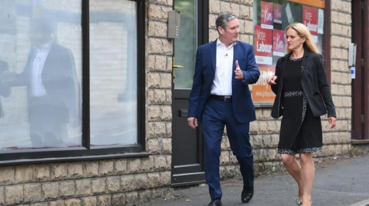 İşçi Partisi lideri Keir Starmer ve kazanan aday Kim Leadbeater Batley’de.(AFP)