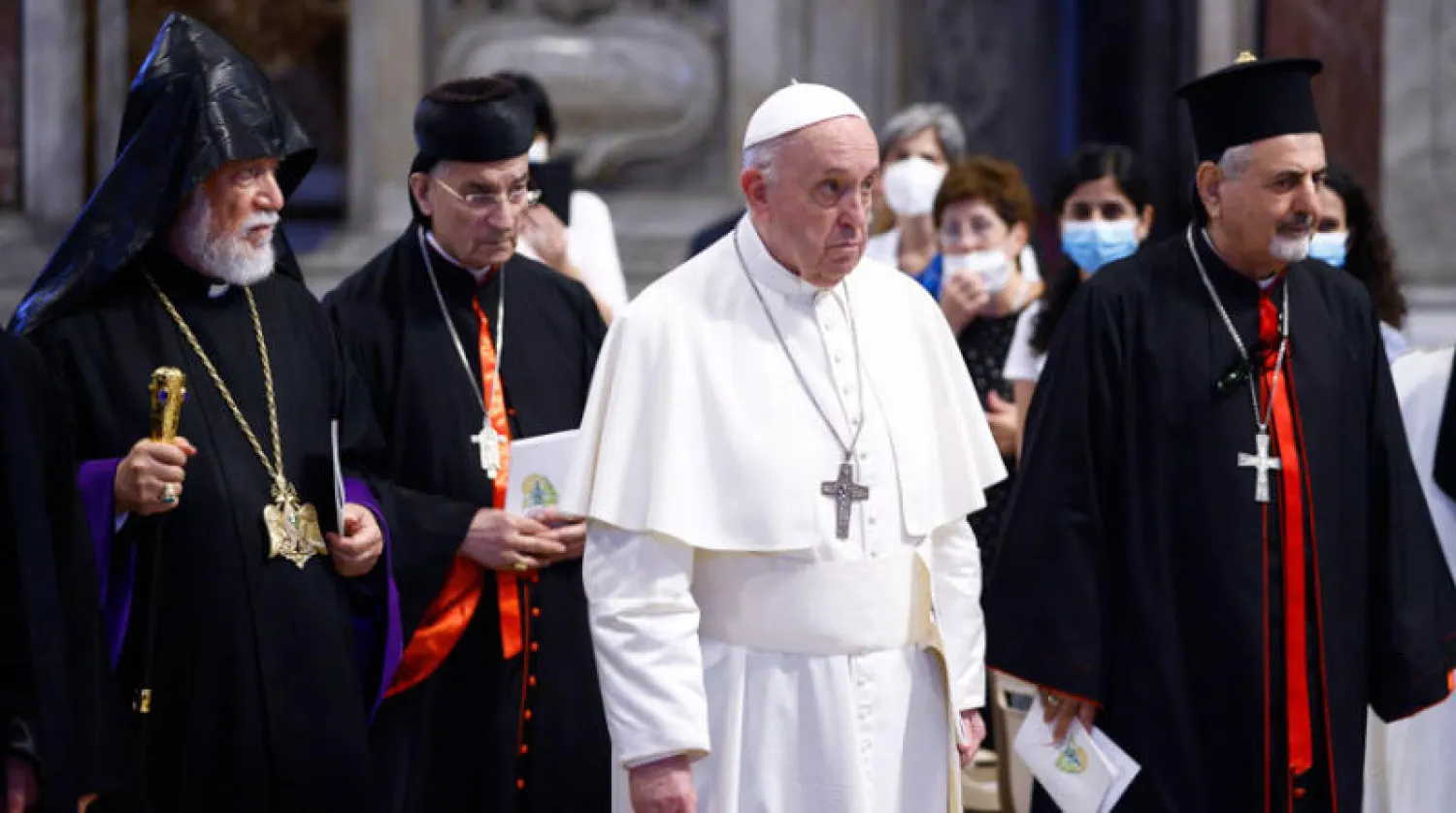 البابا فرنسيس وإلى يمينه البطريرك الراعي في الفاتيكان (إ.ب.أ)