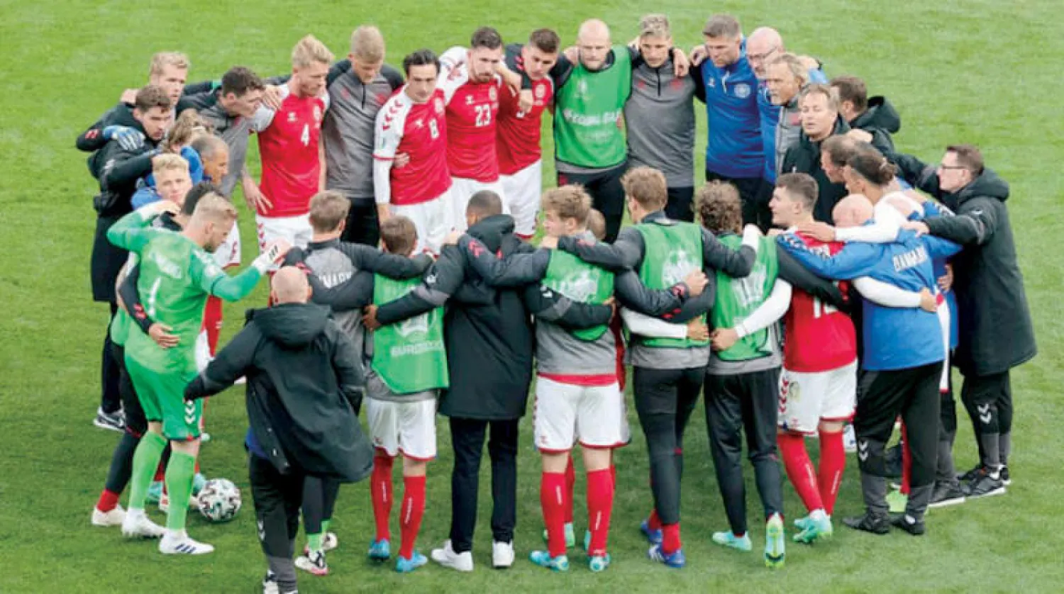 لاعبو الدنمارك  قبل استئناف اللعب أمام فنلندا بعد سقوط إريكسن فجأة (غيتي)